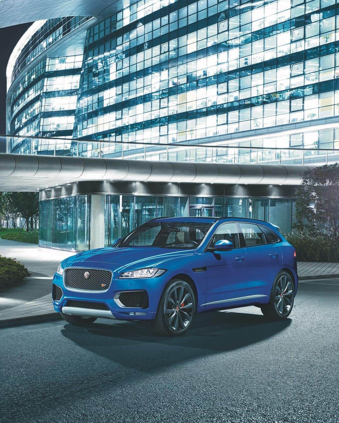 Jaguarさんのインスタグラム写真 - (JaguarInstagram)「Eye-catching style. Effortless practicality. 5-star safety.  #Jaguar #FPACE #Luxury #Premium #Performance #SUV #AWD #CarsOfInstagram #InstaCar #AmazingCars247」7月28日 21時09分 - jaguar