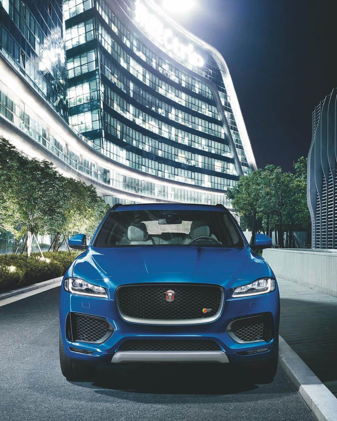 Jaguarさんのインスタグラム写真 - (JaguarInstagram)「Eye-catching style. Effortless practicality. 5-star safety.  #Jaguar #FPACE #Luxury #Premium #Performance #SUV #AWD #CarsOfInstagram #InstaCar #AmazingCars247」7月28日 21時09分 - jaguar