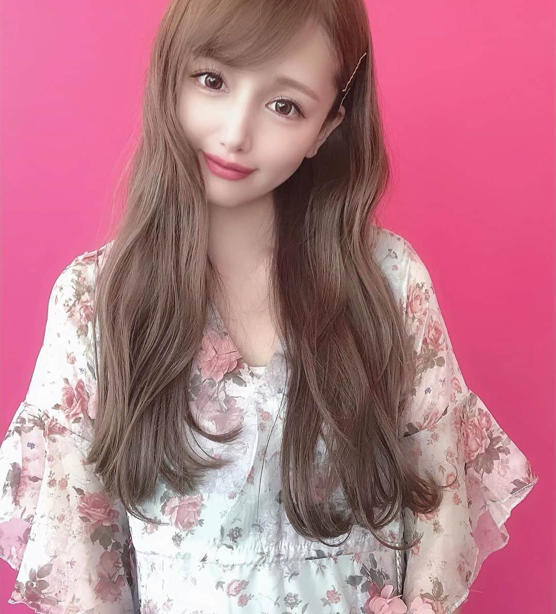 yuu__aaaのインスタグラム：「. . お花柄わんぴーす👗🎀 . 髪ちょっとだけ切ったの誰か気付いて😢💓笑 . . #ワンピース#ootd #ootdfashion #花柄#ワンピースコーデ #ロングヘア#ゆる巻き#メイク#カラコン#アイライン」