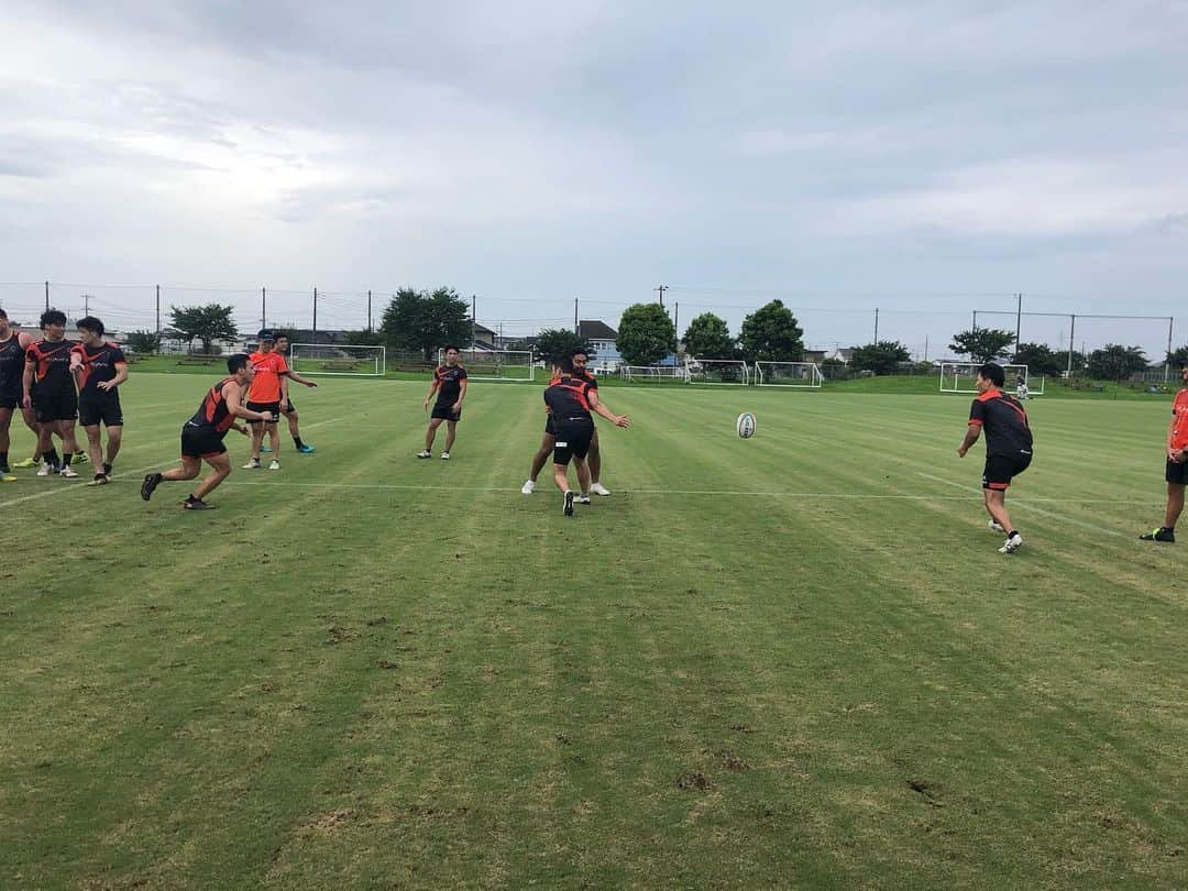 立川理道さんのインスタグラム写真 - (立川理道Instagram)「①Team Training Day3 ②ウォームアップ ③Lizard movement トカゲのように @poipoipopopoi  @ichidairajanai  ④タックルの姿勢 左ケツ鉄板 @hiroaki_sugimoto_  剛腕ラピース ⑤スクラム姿勢 @saisaisaisatoshi  @helupride  ⑥ラインアウトジャンプ 青木プロジャンプ1番 @a.a.aokisan  見守るスペシャリスト今野さん @konno_tatsuro  ⑦今日もよく走りました @daisukemaru_31  @suryung0116  @honeti_taumohaapai  @hiroaki_sugimoto_  ⑧よく見たら井上君ノールックパス @daisukemaru_31  ⑨New job?toko😜 @honeti_taumohaapai  ⑩SHのスキル練習 @shunta_gk   カメラマンしんごさん ありがとう。 @shingo.20y  10月に釜石戦も決まったので、やれることをやって成長していきたいと思います。  #kubotaspears」7月28日 21時16分 - harumichi1202