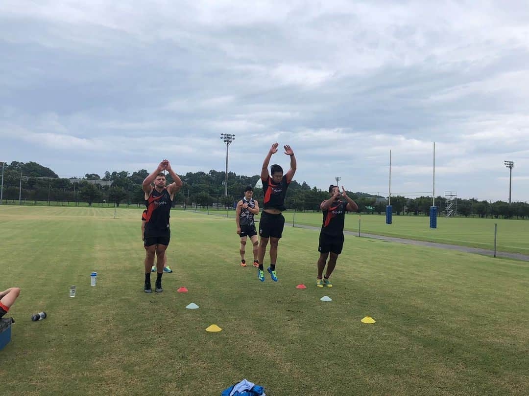 立川理道さんのインスタグラム写真 - (立川理道Instagram)「①Team Training Day3 ②ウォームアップ ③Lizard movement トカゲのように @poipoipopopoi  @ichidairajanai  ④タックルの姿勢 左ケツ鉄板 @hiroaki_sugimoto_  剛腕ラピース ⑤スクラム姿勢 @saisaisaisatoshi  @helupride  ⑥ラインアウトジャンプ 青木プロジャンプ1番 @a.a.aokisan  見守るスペシャリスト今野さん @konno_tatsuro  ⑦今日もよく走りました @daisukemaru_31  @suryung0116  @honeti_taumohaapai  @hiroaki_sugimoto_  ⑧よく見たら井上君ノールックパス @daisukemaru_31  ⑨New job?toko😜 @honeti_taumohaapai  ⑩SHのスキル練習 @shunta_gk   カメラマンしんごさん ありがとう。 @shingo.20y  10月に釜石戦も決まったので、やれることをやって成長していきたいと思います。  #kubotaspears」7月28日 21時16分 - harumichi1202