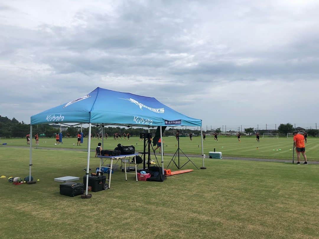 立川理道のインスタグラム：「①Team Training Day3 ②ウォームアップ ③Lizard movement トカゲのように @poipoipopopoi  @ichidairajanai  ④タックルの姿勢 左ケツ鉄板 @hiroaki_sugimoto_  剛腕ラピース ⑤スクラム姿勢 @saisaisaisatoshi  @helupride  ⑥ラインアウトジャンプ 青木プロジャンプ1番 @a.a.aokisan  見守るスペシャリスト今野さん @konno_tatsuro  ⑦今日もよく走りました @daisukemaru_31  @suryung0116  @honeti_taumohaapai  @hiroaki_sugimoto_  ⑧よく見たら井上君ノールックパス @daisukemaru_31  ⑨New job?toko😜 @honeti_taumohaapai  ⑩SHのスキル練習 @shunta_gk   カメラマンしんごさん ありがとう。 @shingo.20y  10月に釜石戦も決まったので、やれることをやって成長していきたいと思います。  #kubotaspears」
