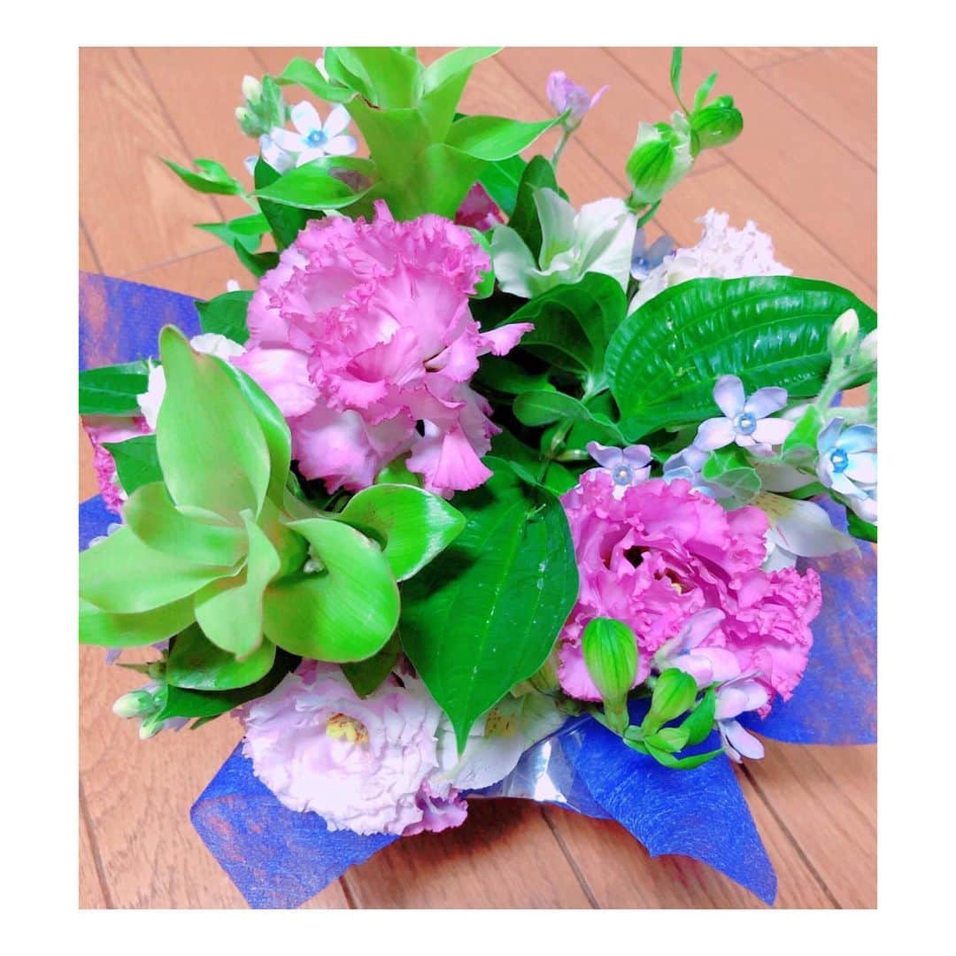 理絵さんのインスタグラム写真 - (理絵Instagram)「今日は、むくちゃんの命日  お友達がお花を届けてくれました  ありがとう  #cat #猫 #고양이 #gatto #黒猫 #flowers #fiore #꽃 #花 #命日 #感謝」7月28日 21時28分 - ____rie____