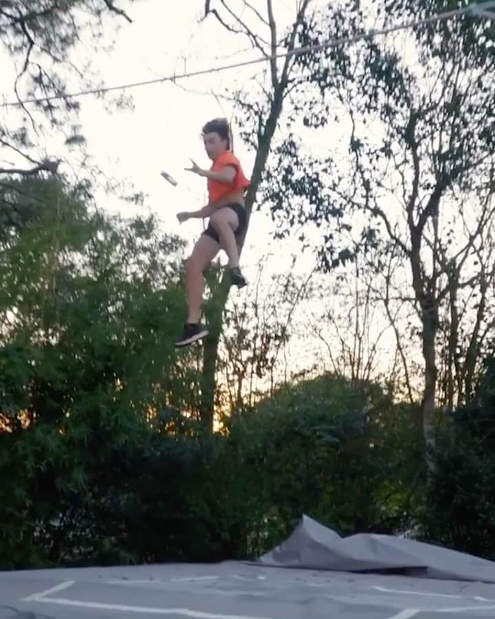 レッドブルのインスタグラム：「hand-eye-pole-feet-can coordination check ✅  watch @mondo_duplantis turn his backyard into a pole vaulting training facility ~link in bio~ #redbull #givesyouwings #polevault #fitness #trackandfield #athletics」