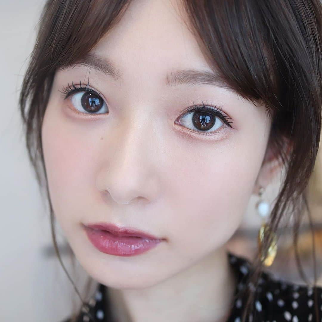 西川瑞希（みずきてぃ）さんのインスタグラム写真 - (西川瑞希（みずきてぃ）Instagram)「見た瞬間から"かわいい"とときめいたコスメ。使ったらもっとかわいくて、テンション上がってしまいました✨ . #POLA #ポーラ #ディエムクルール カラーブレンドグローアイカラー (8月1日発売) . 右のカラーをアイホールにのせてから、左のニュアンスカラーを重ね付けするだけ(←私は上瞼真ん中に)❤︎テクニックいらずで簡単に、透明感たっぷり、オシャレな目元に！とっても使いやすくて気に入りました！ . 右/BE03 リファインドラベンダーベージュ (写真、使用カラー #スワイプしてね ) 左/BE02 スマートサンドベージュ . ３色あるうち私的にはこの２つが好きだったけど、特に使用したBE03はとても綺麗で品のある色味で、ありそうで無かった絶妙カラー💐おすすめです！ . #mizukitotalbeauty #cosmetics #eyemakeup #アイシャドウ #アイカラー #アイメイク #コスメ紹介」7月28日 21時28分 - mizuki_nishikawa_