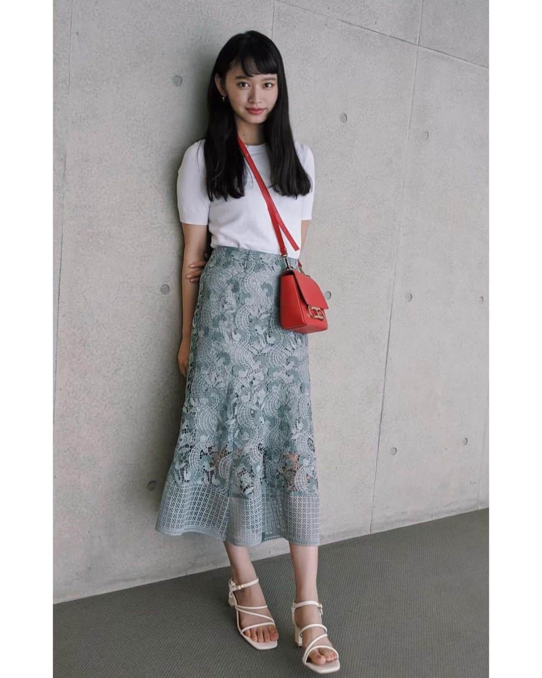 shihori.kathleenのインスタグラム：「. ずっと大切にしてるCarolinaHerreraのバッグ😌🌹﻿ ﻿ とても気品があり歴史と伝統のあるブランドなのです👸🏻﻿ ﻿ 今、世界的なパンデミックが続きファッションブランドや﻿ 多くの会社が非常に厳しい瞬間に直面しています。﻿ このような状況の中でCarolinaHerreraが〝CarolinaHerrera Heart for hope〟という活動を始めています。2020年12月31日まで売上の10%が赤十字社と赤新月社に寄付されます。﻿ ﻿ 勇気ある活動を共有し応援させてください😌﻿ ﻿ 赤は気持ちもパキッとする﻿ もう誰も失っちゃいけないしまずは周りから助けたい﻿ 乗り越えましょう﻿ ﻿ Yours sincerely 🌹﻿ ﻿ #carolinaherrera  #CHOOSEHOPE ﻿」