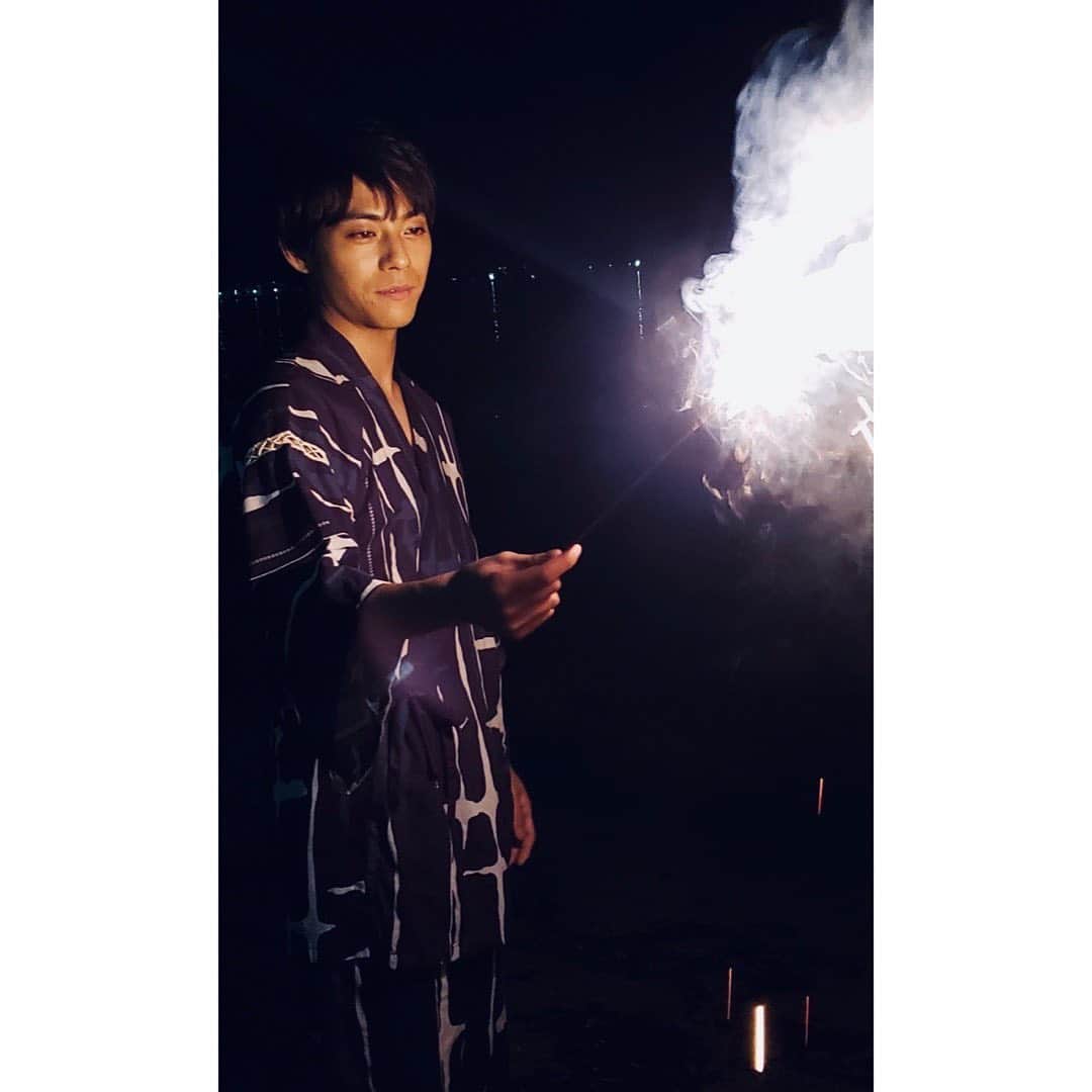 永田崇人さんのインスタグラム写真 - (永田崇人Instagram)「撮影で花火と甚平。 今は何もかもが当たり前じゃ無いですね。とても綺麗だった。  お祭りとか花火大会とか行きたいよね！！早くよくなれ！！地球😄」7月28日 21時25分 - takato0827
