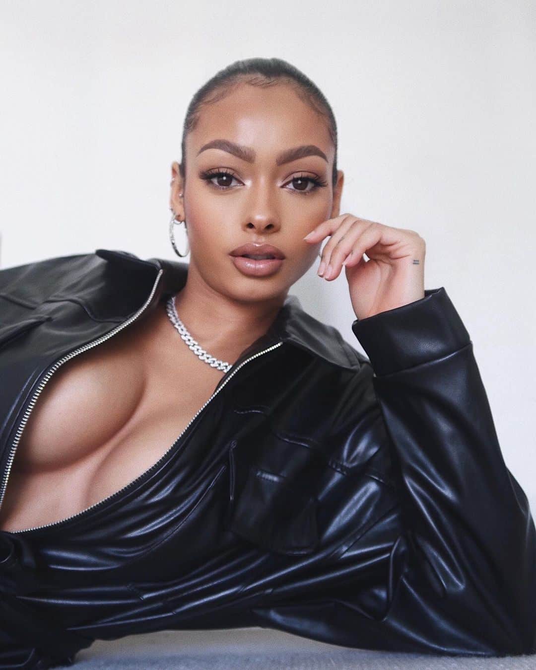 ジェイデ・ピアスのインスタグラム：「The girls are sitting right thanks to @pushuptape! Push Up Tape is an inclusive brand providing breast lifting tape and other wardrobe styling accessories for women. It’s amazing for backless, strapless and low neckline outfits and it holds everything in SO well! Honestly a game changer! #AD🖤」
