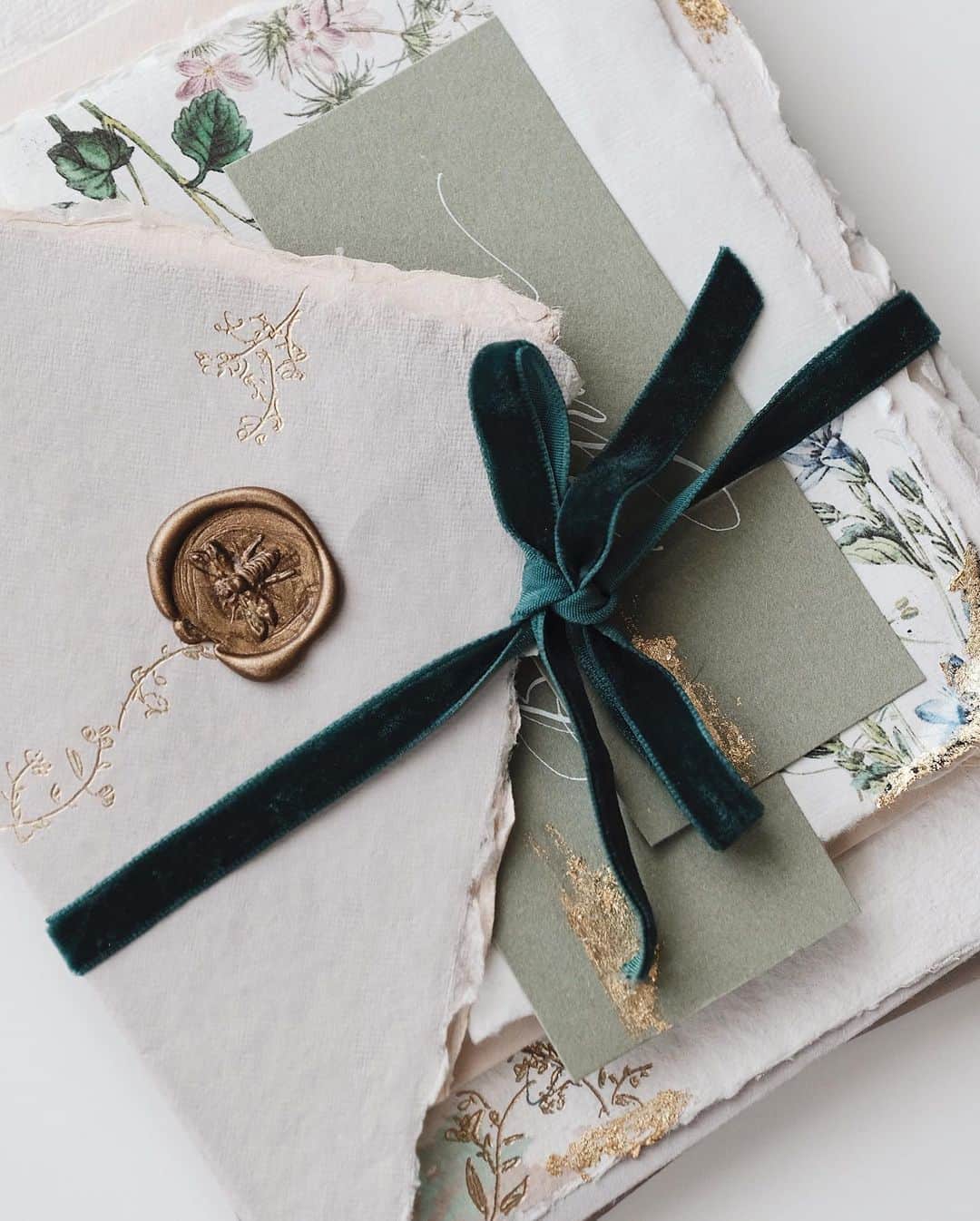 Veronica Halimさんのインスタグラム写真 - (Veronica HalimInstagram)「Sending this handmade invitation bundle today to the bride-to-be. It was so much fun to create one of a kind paper bundle like this with different layers of detail to suites the theme of the event. —  #vhcalligraphy #truffypi #カリグラフィー #カリグラフィースタイリング #モダンカリグラフィー #calligraphystyling #カリグラフィーワークショップ #weddingstationery #moderncalligraphy #handmadepaper  #penmanship #ウェディング #ウェディングアイテム #カリグラファ #スタイリングワークショップ #スタイリング #prettypapers #weddingsuite #styledshootbundle」7月28日 21時25分 - truffypi