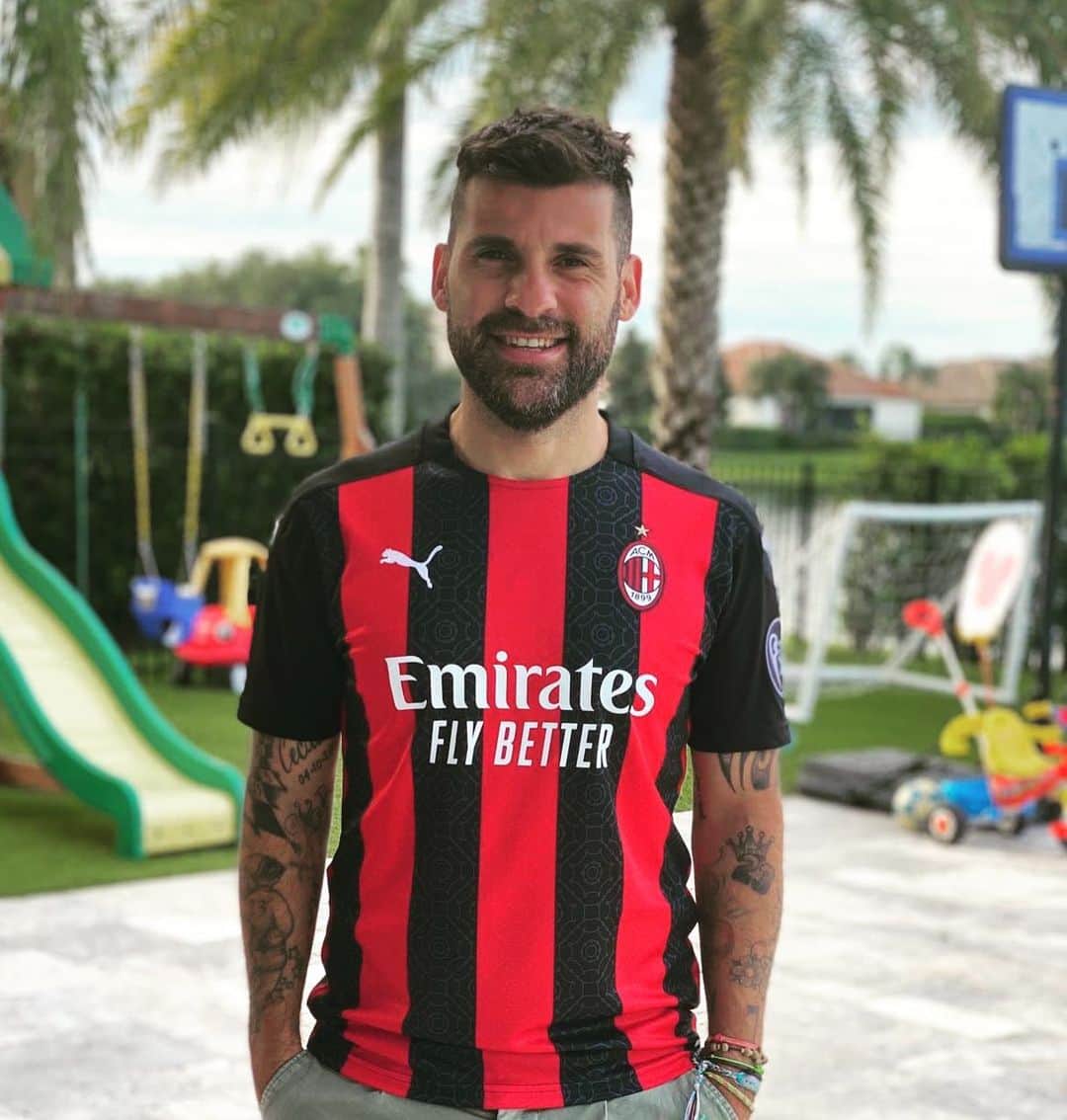 アントニオ・ノチェリーノのインスタグラム：「Special gift grazie @acmilan #ThisIsMilan」