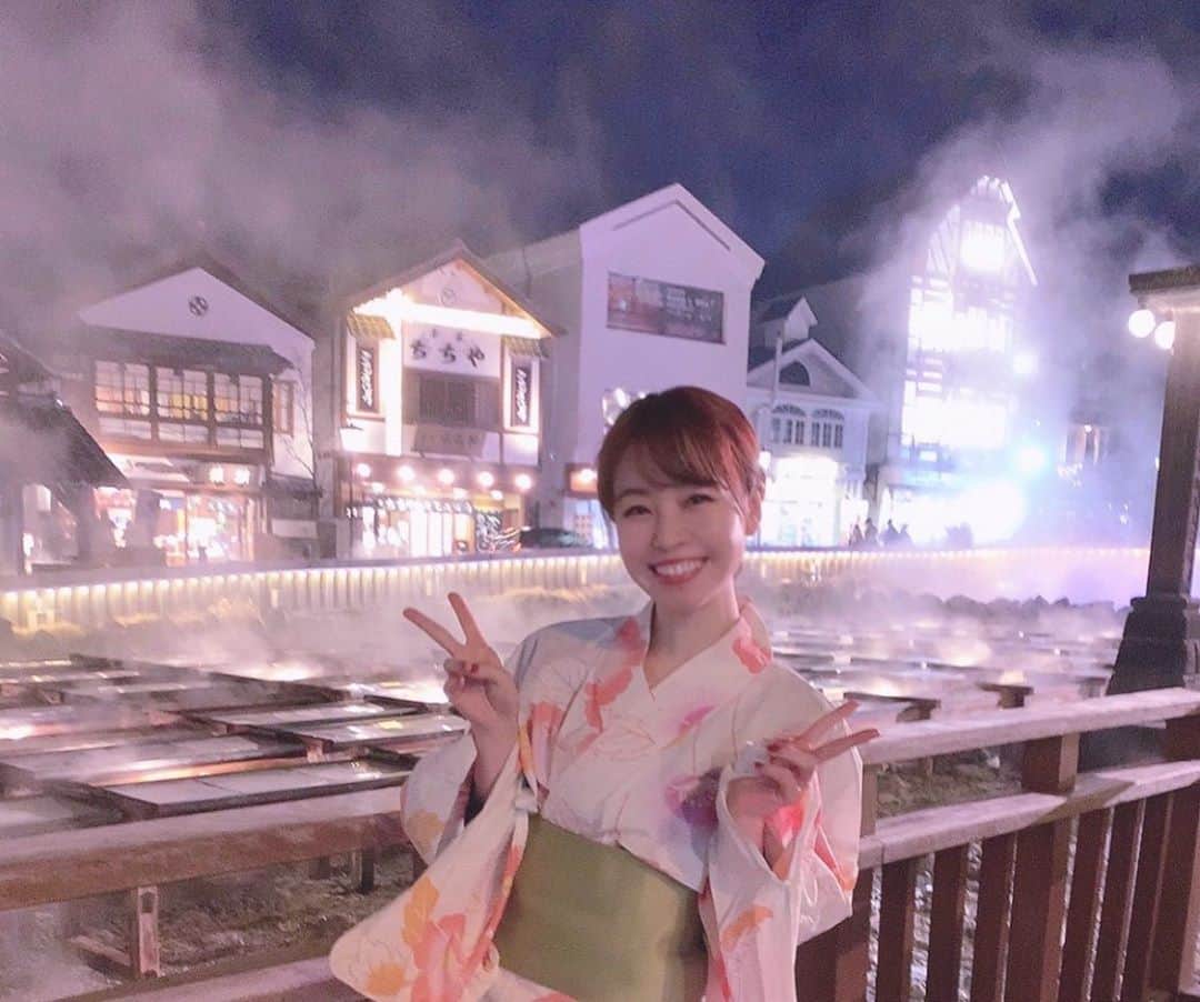 栗田萌のインスタグラム：「まだ寒かった頃、ちょっぴり前のことです。 草津に行ってきました♨️ 学生時代のお友達と、みんなでわいわい賑やかで楽しかったな〜✨いい思い出🥰 お肌すべすべになるし、ずっとぽかぽかするし、筋肉痛に肩こりと腰痛も治った！！！笑 最高ですね♪草津の温泉♨️♨️🍵🍡🏓⛩ 落ち着いたら、また行きたいな🤗💕 #草津 #温泉 #草津温泉 ♨️」