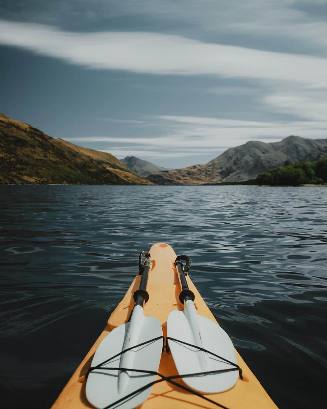 Putri Anindyaのインスタグラム：「First time canoeing 🛶 //   what is the activity that you would like to do so much right now but you can’t because of the circumstances ?   For me i’d liked so much canoeing at the lake without people. Just enjoying myself with nature until my arms get sore. And swimming afterwards in the freshwater. Without worrying about the world problems.」