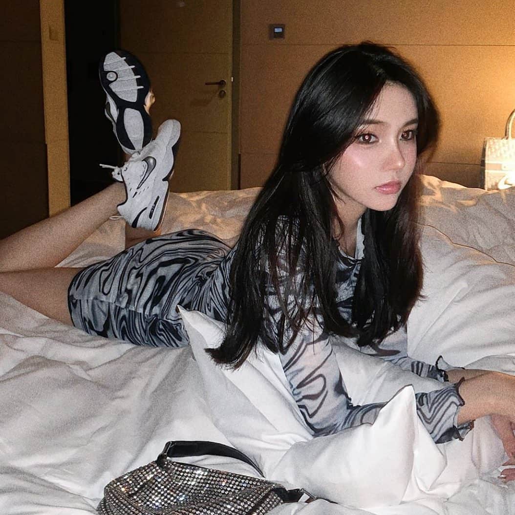 原涼香のインスタグラム：「image ❤︎ さらっと巻かないstyleでも可愛いのは レイヤーカット してるから🦋🖤」