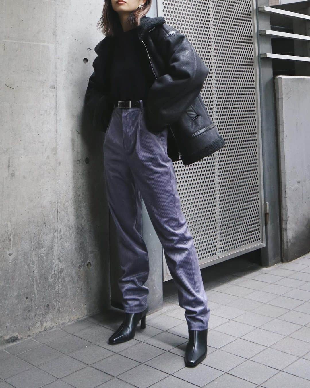 LISAさんのインスタグラム写真 - (LISAInstagram)「お気に入りのコーデュロイパンツ。 こんな感じ❤︎❤︎ ムートンコートも今年新色が発売されるのですが、 グレーがとっても可愛いんだ！🥺 予約始まったらまたお知らせ致します👌🏽 発売中の商品はtopのURL @lisanaito から☑︎☑︎ ㅤㅤㅤ 我喜欢的紫色裤子☯️ #EMODA#秋冬穿搭#摩登穿搭#ootd#日系穿搭」7月28日 21時38分 - lisanaito