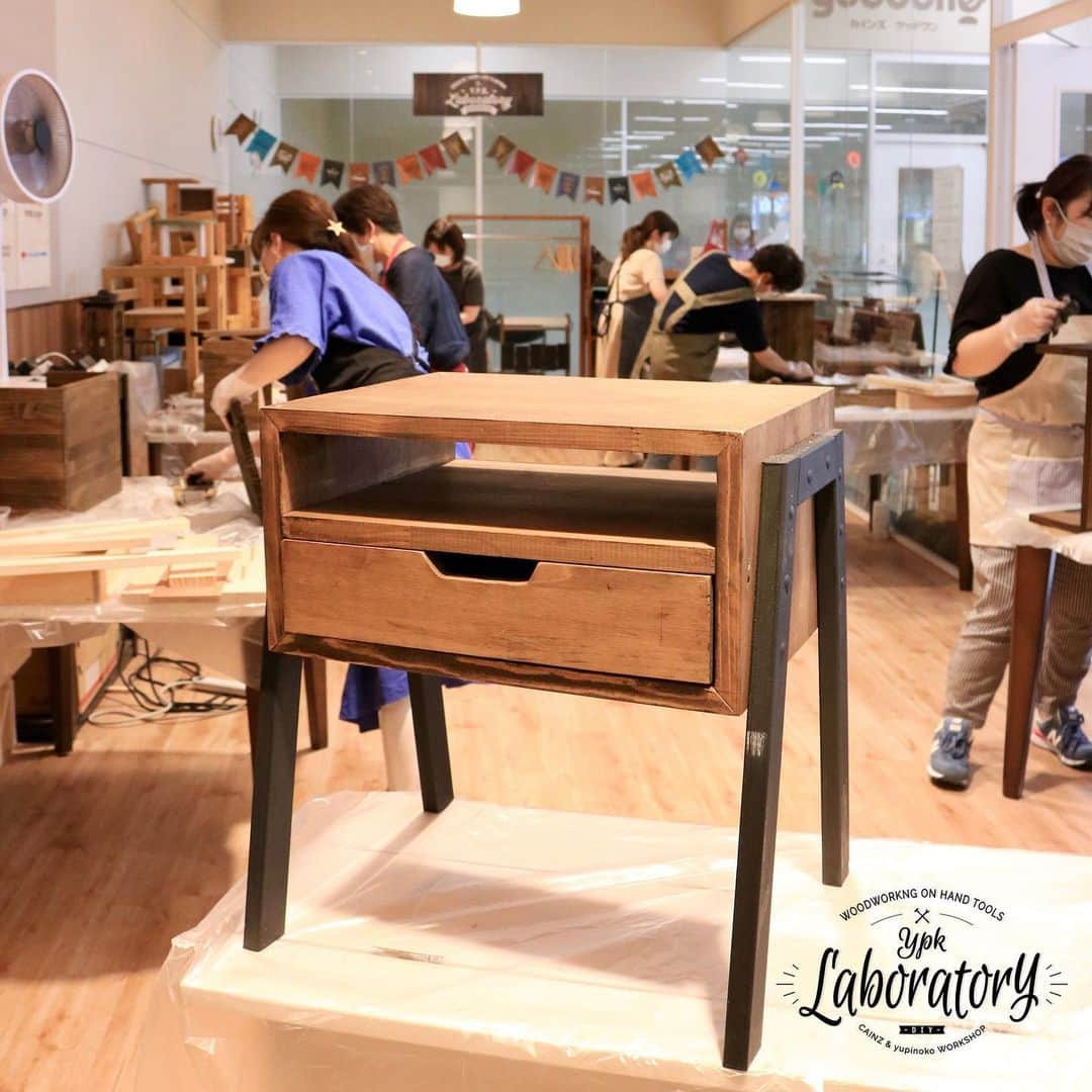 のインスタグラム：「こんばんは☺︎ . . Y.P.K. LABORATORY カインズ 福岡新宮店7月度 ご参加いただきましたみなさま ありがとうございました！ . 久しぶりの大作で長丁場となった回も ありましたが本当にお疲れ様でした！ お子様や初心者さん含め、 みな素晴らしい仕上がりで感激でした😆✨ ベッドやソファサイドでぜひ使ってくださいね🎵 . 来月は18(火)・25(火)の開催です。 作品変わって9マスシェルフになります。 8月も楽しみにしています💓 . 9月開催分の受付開始日は、 東大阪→8/5、広島→8/6、福岡→8/11です。 ※9/20〜22で予定している幕張・町田・新座はまだ確定ではありません。開催が確定しましたら8/20に告知・受付開始します。 (開催延期となった場合は告知はいたしません。) . . 明後日、7/30(木)12:45〜インスタライブ！ 生DIYやります！(*_*)ﾄﾞｷﾄﾞｷ . . 【YPKLAB今後の予定】 ✚ 7/30(木) インスタライブfrom横浜みなとみらい(WSなし) ✚ 8/8(土) Style Factory名古屋みなとアクルス店 ✚ 8/9(日)・10(月祝) カインズ東大阪店 ✚ 8/18(火)・25(火) カインズ福岡新宮店 ✚ 9/5(土) カインズ東大阪店 ✚ 9/6(日) カインズ広島LECT店 ✚ 9/8(火)・15(火)・26(土) カインズ福岡新宮店 ぜひカレンダーに️︎✔︎をお願いします(^^♪ . ※ 万が一、第二波がおこった場合、急な変更や中止の可能性がありますことを予めご了承ください‍🙇‍♀️ . . @diy_style_by_cz . #ypklab#ypklaboratory#ゆぴのこDIYスクール#CAINZ#カインズ#DIYワークショップ#ワークショップ#DIYアドバイザー#ナイトテーブル#ゆぴのこワークショップ#福岡ワークショップ#DIY#CAINZDIYstyle#DIYのある暮らし#インテリア#暮らし#DIYイベント#カインズ福岡新宮店」