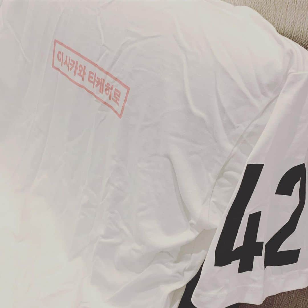 石川雄洋さんのインスタグラム写真 - (石川雄洋Instagram)「石川雄洋PLAYER PRODUCE👏 Tシャツ出来上がりました！ 黒にピンクが映えますね💯  私服でも着れるはず。笑 僕が着てるのは黒ですが、白もあります！ * #とろろたぬき#石川雄洋#友達」7月28日 21時39分 - takehiro.ishikawa_official