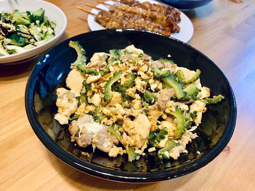 高松チェルシーリナのインスタグラム：「. ゴーヤがスーパーに売っていて、一気にゴーヤチャンプルの気分になっちゃった今日🥒🍴✨✨ もう夏が始まるねぇ〜〜🥰 . #奥に写る焼き鳥はお惣菜です#ゴーヤチャンプル#夜ご飯#おうちご飯#夏野菜#ゴーヤ」