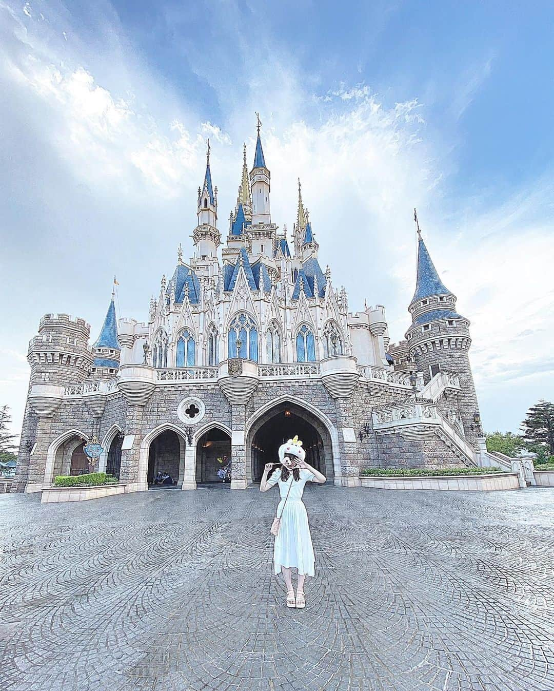 牧内莉亜さんのインスタグラム写真 - (牧内莉亜Instagram)「🏰 シンデレラ城☁️☁️☁️ ディズニー投稿2日目✌️  #ディズニー #disneyland #東京ディズニーランド #ディズニーランド #ディズニーコーデ #ファンキャップ #バターカップ #バターカップコーデ」7月28日 21時43分 - ria_makiuchi_official