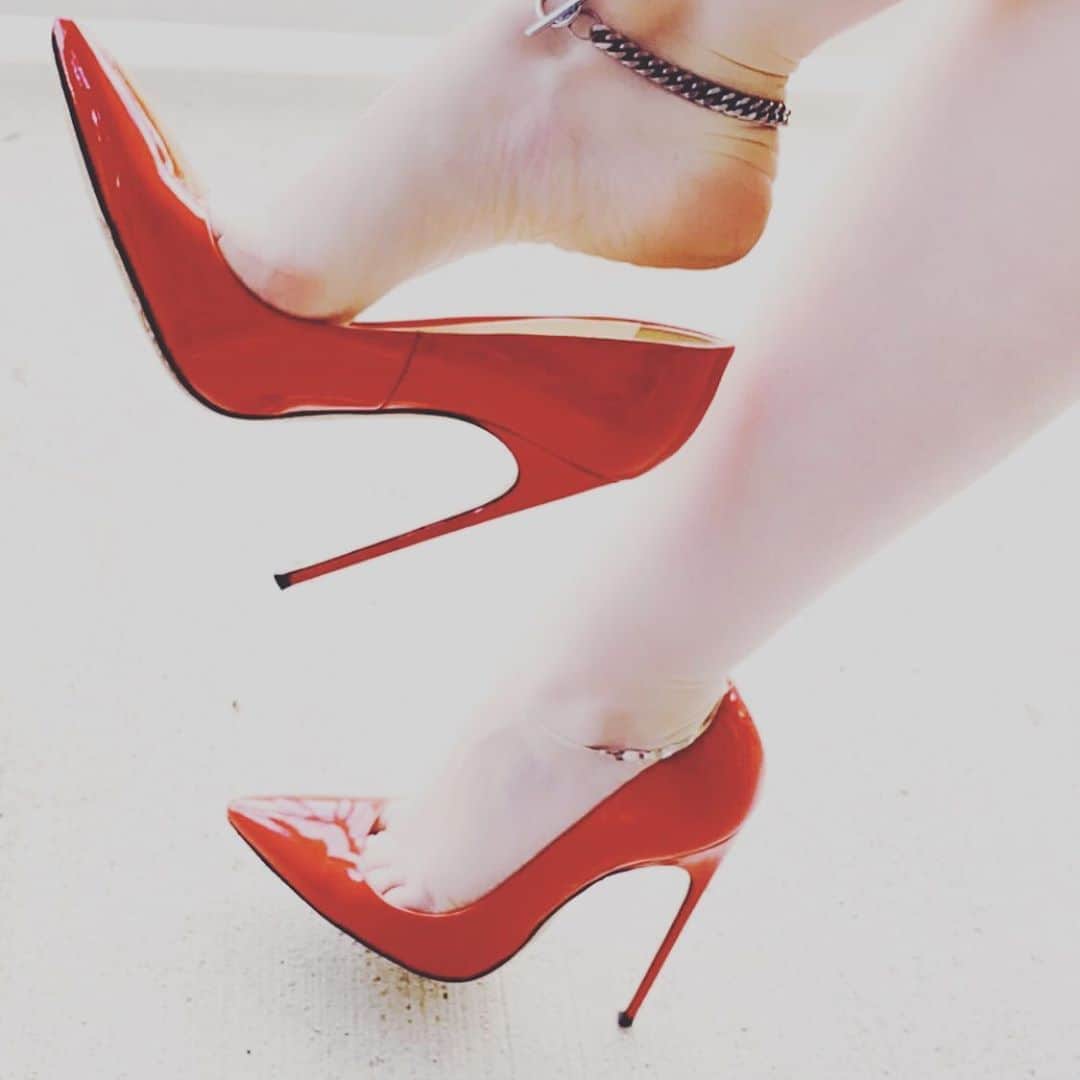 ブライアンアトウッドさんのインスタグラム写真 - (ブライアンアトウッドInstagram)「Need a pick me up? Throw on your favorite pair of heels! My FM pumps pictures here in Red Patent #gohighorgogome#130mm #red #sexy #fm #sickshoes #sexy #madeinitaly #pumps #highheels #quarantine #fashion #hot #brianatwood」7月28日 21時43分 - brian_atwood
