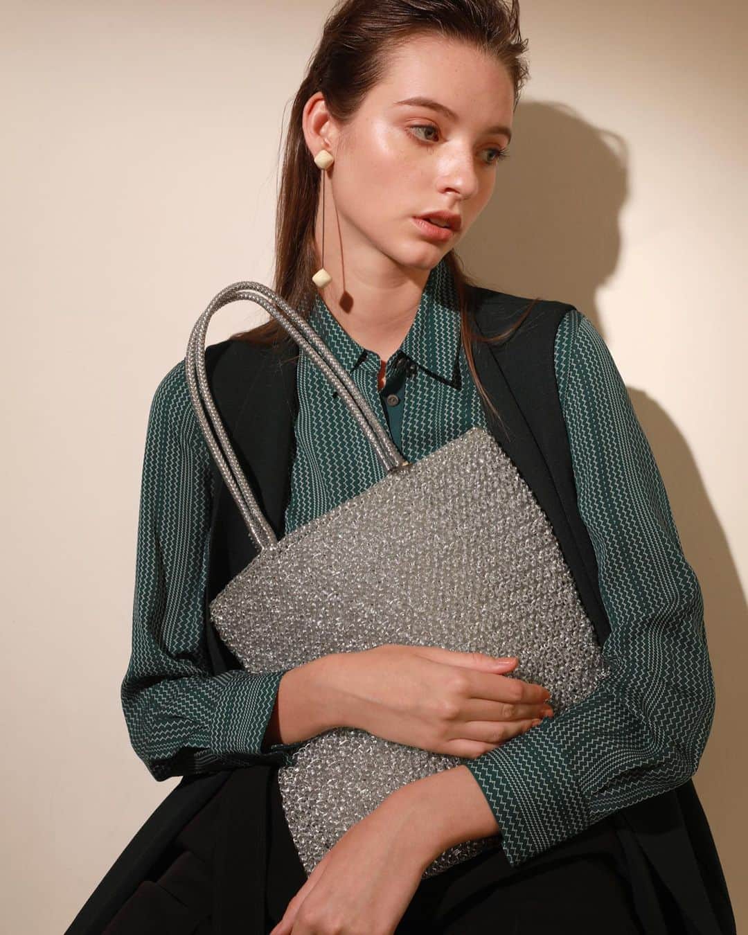 のインスタグラム：「The coolness and sassiness are ready for your disclosure. Get this bold shirt from #PrintedSilkWithKnit in Verde Misto and armed with the FLAT LUGGAGE 24/7 LUREX in ARGENTO for a completion to bring out the power of woman.  #ANTEPRIMA #WIREBAG247 #WIREBAG #RTW #ReadyToWear #FW20 #FallWinter2020 #Classic #Style #Fashion #Italian #Luxury #InstaBag #Design #Lifestyle #Urban #Handcraft #アンテプリマ #패션」