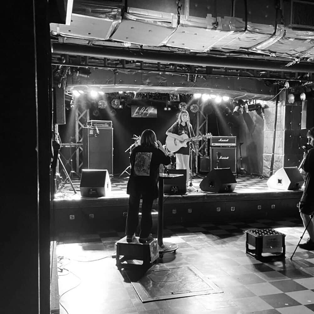 のインスタグラム：「今日は新宿ロフト TEEN’S MUSIC CAMP に出させていただきました ハタチになったけど汗セーフです！！ まだチケット今からでも購入できますので、是非！！ 対バンの方々も最高でした #新宿ロフト #LOFT #teensmusiccamp #弾き語り #ライブ配信」