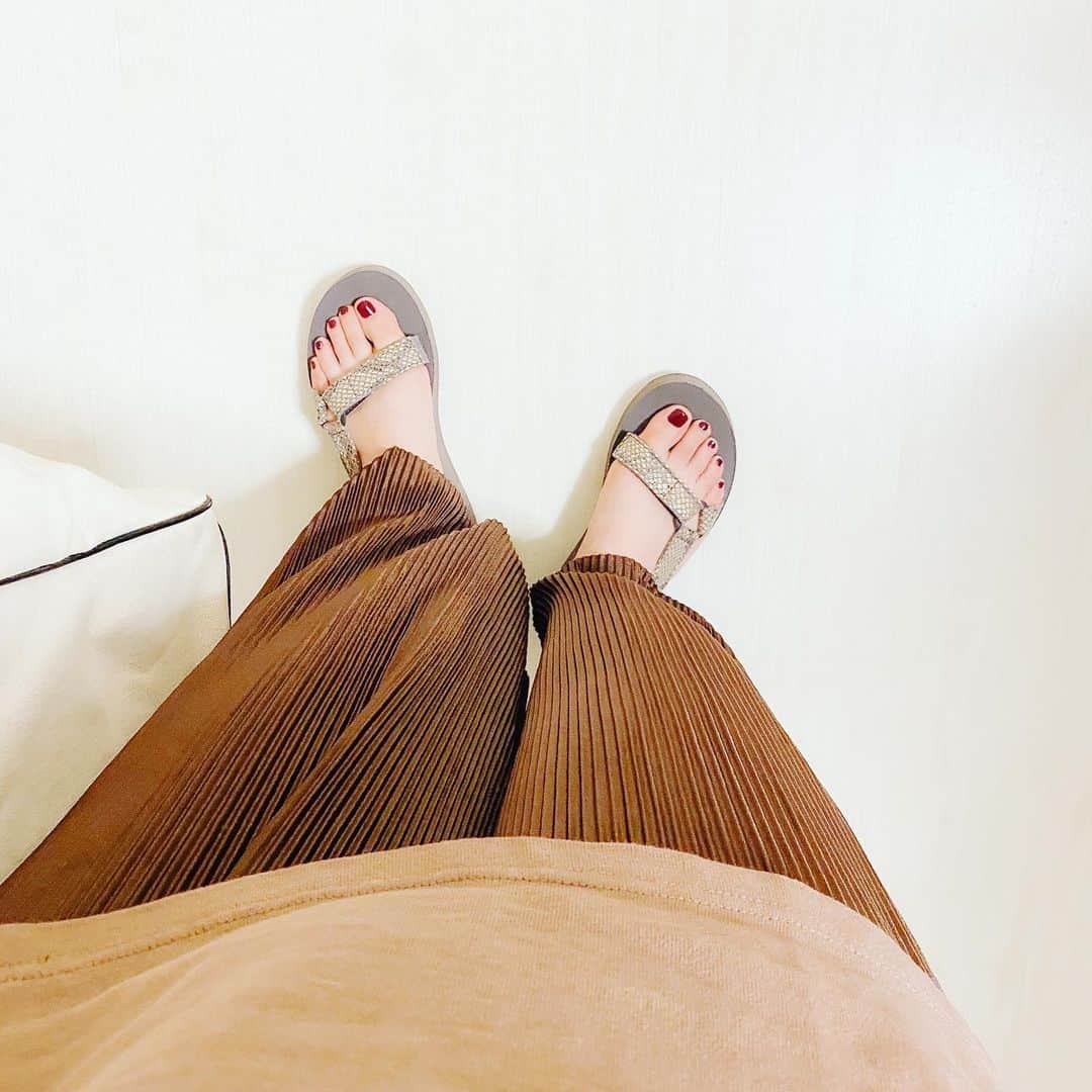 aiaiのインスタグラム：「この夏買って良かったサンダル👡 その②tevaのパイソン柄。  黒より柔らかい印象になるから ベージュコーデやブラウンコーデにも 合わせやすくて良いです。  @tevajapan  @tevajapan  #teva  #tevaサンダル  #サンダル  #サンダルコーデ  #サンダル女子   #fashion#outfit#style#coordinate#instagood#ootd#pic#instapic#コーデ#コーディネート#スタイリング#プチプラコーデ#本日のコーデ#大人カジュアル#プチプラ  #カジュアル  #夏コーデ #アラフォーコーデ #アラフォーファッション#40代ファッション」