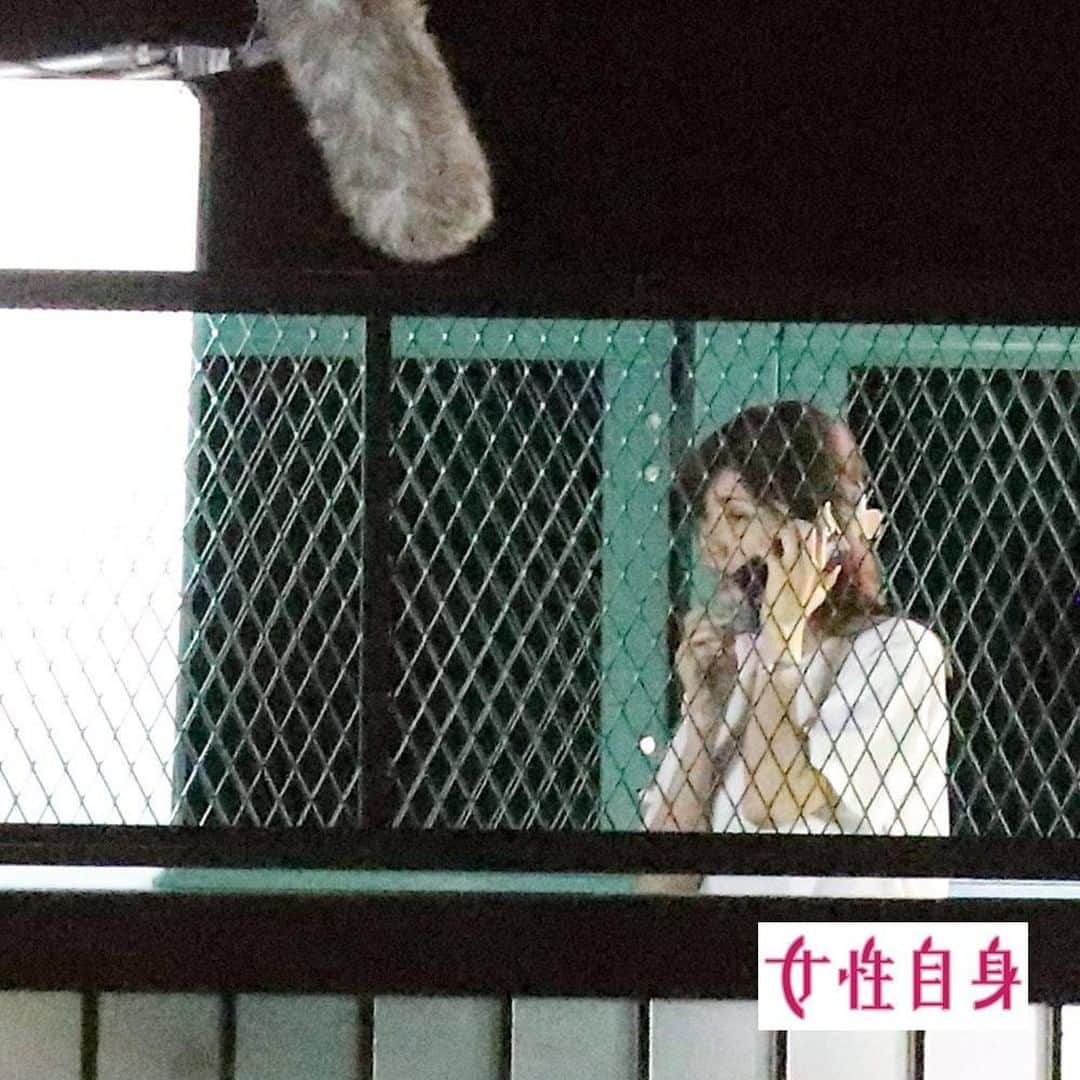 女性自身 (光文社)さんのインスタグラム写真 - (女性自身 (光文社)Instagram)「📣柏原崇がまさかの“マネージャー”に！内田有紀の現場で裏方奔走 --- 蒸し暑い夜となった7月下旬のある日。東京都内の歩道橋で、ドラマの撮影が行われていた。階段を駆け上がっていったのは内田有紀（44）だ。 何度も上り下りを繰り返す。リハーサルをしているようだ。顔には“新しい撮影様式”ではお決まりとなったフェースシールドをつけている。 いよいよ本番に入るのだろう。マネージャーらしき男性が近づいていく。男性は、彼女がはずしたフェースシールドを慣れた様子で受け取った。黒いTシャツにチノパンという“裏方”らしい装いながら、くっきりとした目元でマスクをしていてもわかるイケメンぶり……。 彼の正体は、なんと内田の恋人・柏原崇（43）だった―― --- ▶️続きは @joseijisin のリンクで【WEB女性自身】へ ▶️ストーリーズで、スクープダイジェスト公開中📸 ▶️投稿の続報は @joseijisin をフォロー＆チェック💥 --- #柏原崇 #内田有紀 #恋人 #マネージャー #撮影現場 #同行 #公私 #パートナー #ドクターX #ディアペイシェント #女性自身 #いいね #フォロー」7月28日 21時50分 - joseijisin