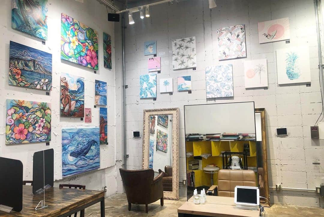 ラレイアのインスタグラム：「🌴 NORA HAIR SALONにて期間限定でLa Leia取り扱いアーティスト達のアートが展示中です！ ・ ◾️Colleen Wilcox @colleenwilcoxart  ・ ◾️Goldfish Kiss @goldfish_kiss  ・ ◾️Jessica Miyuki @jessicamiyuki  ・ ◾️Tom Veiga @tomveiga ・ ◾️Amour Art @amourart_official  ・ ・  ヘアチェンジしながらアートが鑑賞できてその場でのオーダーも可能です！ ・ 10月末まで展示されていますのでぜひサロンに行ってみてください😊🌴 ・ ・ ・ NORA HAIR SALON @norahairsalon  〒107-0062 東京都港区南青山5-3-10　FROM-1st BF  TEL：03-6419-9933 ・ ・ ・ #trunkgallery#colleenwilcox#art#hawaii#aloha#surf#beach#ハワイ#フォトジェニック#インスタ映え#インスタ女子#ビーチ#海を感じる雑貨#アート#ビーチガール#サーフスタイル#大人カジュアル#コリーンウィルコックス#トランクギャラリー#美容院#nora#norahairsalon#jessicamiyuki#tomveiga#goldfishkiss#アート好きな人と繋がりたい#サーフアート」
