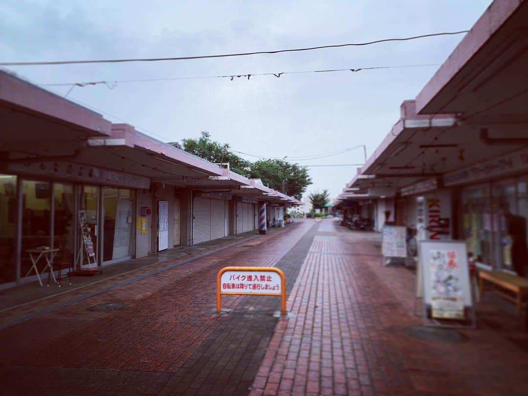 神谷洵平さんのインスタグラム写真 - (神谷洵平Instagram)「団地街。 梅雨のじめっとした空気。 佇む古い商店。 ふとコミュニティの営みを感じた時の安心感。」7月28日 21時52分 - junpeikamiya