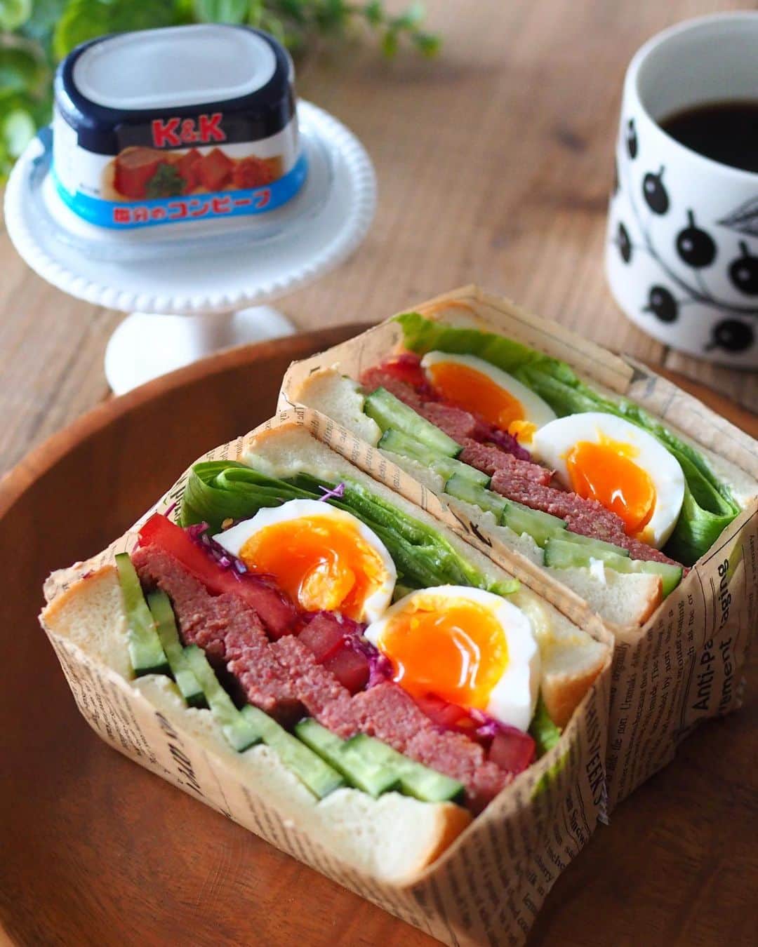 のインスタグラム：「🥪コンビーフボリュームサンド🥪 .  リニューアルされた #国分のコンビーフ を使ってコンビーフ ボリュームサンドを作りました😊 国分のコンビーフはクルクル巻き取って開けるおなじみの缶詰から、キャップシールで簡単に開けやすいアルミック缶に変わりました。 サイズも使い切りにちょうどいい80gになりましたよ😊 . こちらのボリュームサンド、カットしたら茹で玉子が飛び出してきて、慌ててムギュっと戻したら紫キャベツとチェダーチーズが奥まってしまい見えなくなるし、断面乱れましたが😅💦 とっても美味しく出来ました💕 . 『豪州産牛』のほぐし肉に、美味しさの決め手となる『黒毛和牛脂』を牛脂中88%加えて口当たりをまろやかにしているそうで✨ パンにマヨネーズを塗ってきゅうりに塩をかけ、コンビーフにブラックペッパーをかけただけなんですが、コンビーフのお陰で深い味わいになりとっても美味しく仕上がりました💕  . コンビーフのHPはこちらから💁‍♀️ https://www.kokubu.co.jp/brand/kkcornedbeef/ . . .  #pr #コンビーフ#国分のコンビーフ #おうちごはん#黒毛和牛脂#アレンジレシピ #ボリュームサンド#わんぱくサンド #サンドイッチトースト#食パン #彩りごはん #簡単レシピ #かんたんレシピ #簡単アレンジ #アレンジ料理 #フーディーテーブル #手作りごはん #料理記録 #sandwich」