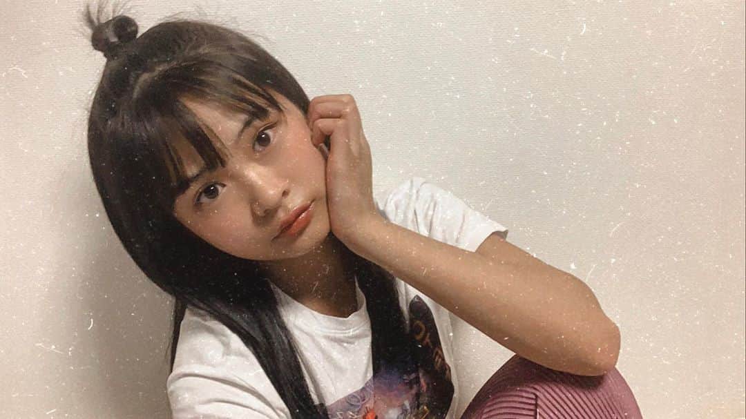 西本ヒカルのインスタグラム：「・ おうちスタイル🍡 頭の上でちょこっとお団子するの 好きです◎ これから映画観よ〜っと☺︎」