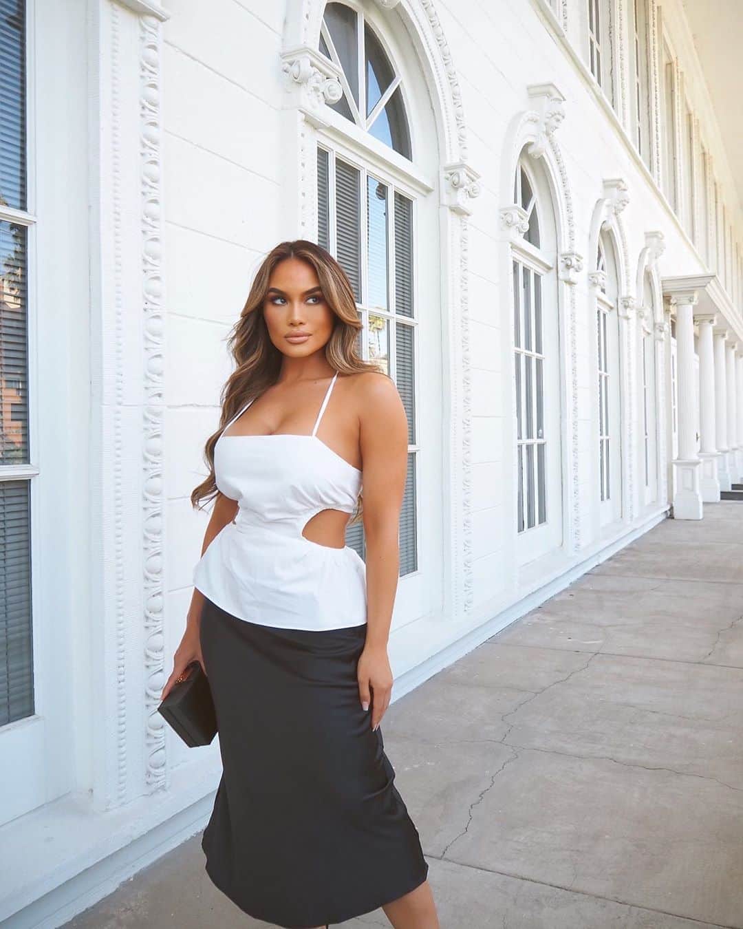 ダフネ・ジョイのインスタグラム：「Classy, simple @fashionnova looks are definitely my favorite 🤍 I love how this linen top and silk skirt combo fit me so well! Have a great day everyone 🤍 fashionnovapartner」