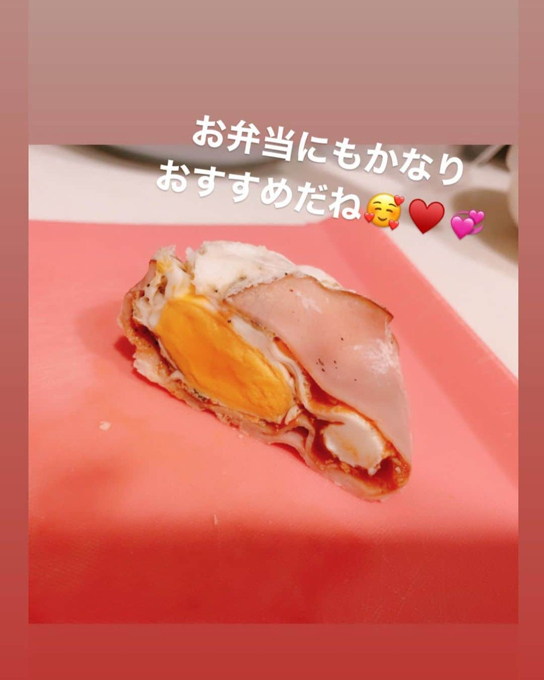 間宮梨花さんのインスタグラム写真 - (間宮梨花Instagram)「ヒレカツ🍙旦那大好きだから つねにストック🤭✋❤️ レンジでハムエッグおすすめ〜💗💗 この日ゎチーズも追加‼️‼️ 100均🍙ケースの詰めかたゎ ハイライトみてね👶👶👶 #りかちゅうおにぎり  #旦那おにぎり #おにぎりケース」7月28日 21時55分 - rika_aizawa0329