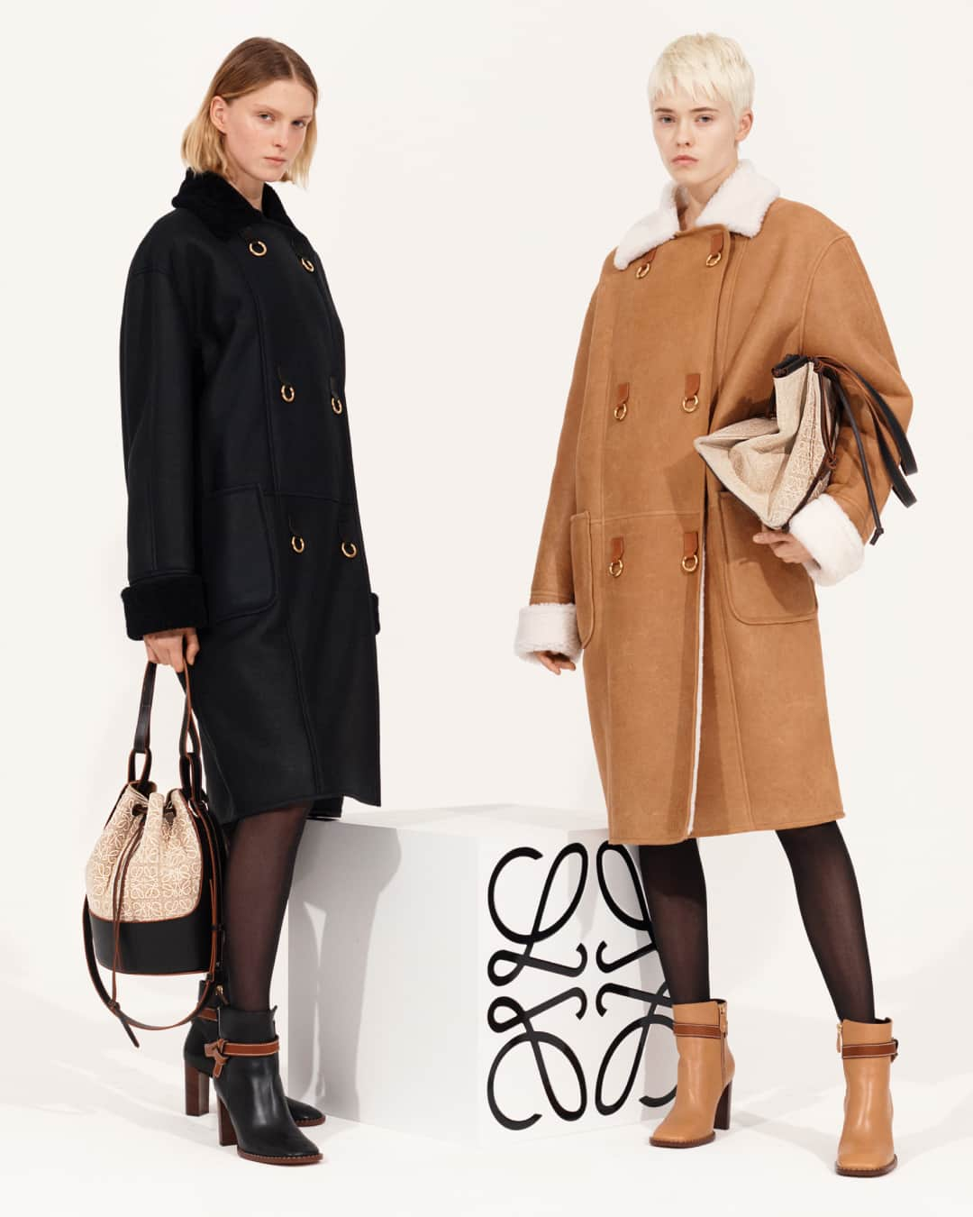 Loeweさんのインスタグラム写真 - (LoeweInstagram)「The FW20 precollection features outerwear styles in emphatic shapes crafted in textural materials including double-face wool and shearling.  Signature bags in canvas and leather, including the Balloon bag, Cushion Tote and Gate Bucket, are embroidered with the LOEWE anagram motif.  See more on loewe.com  #LOEWE #LOEWEFW20 #BalloonBag」7月28日 22時00分 - loewe