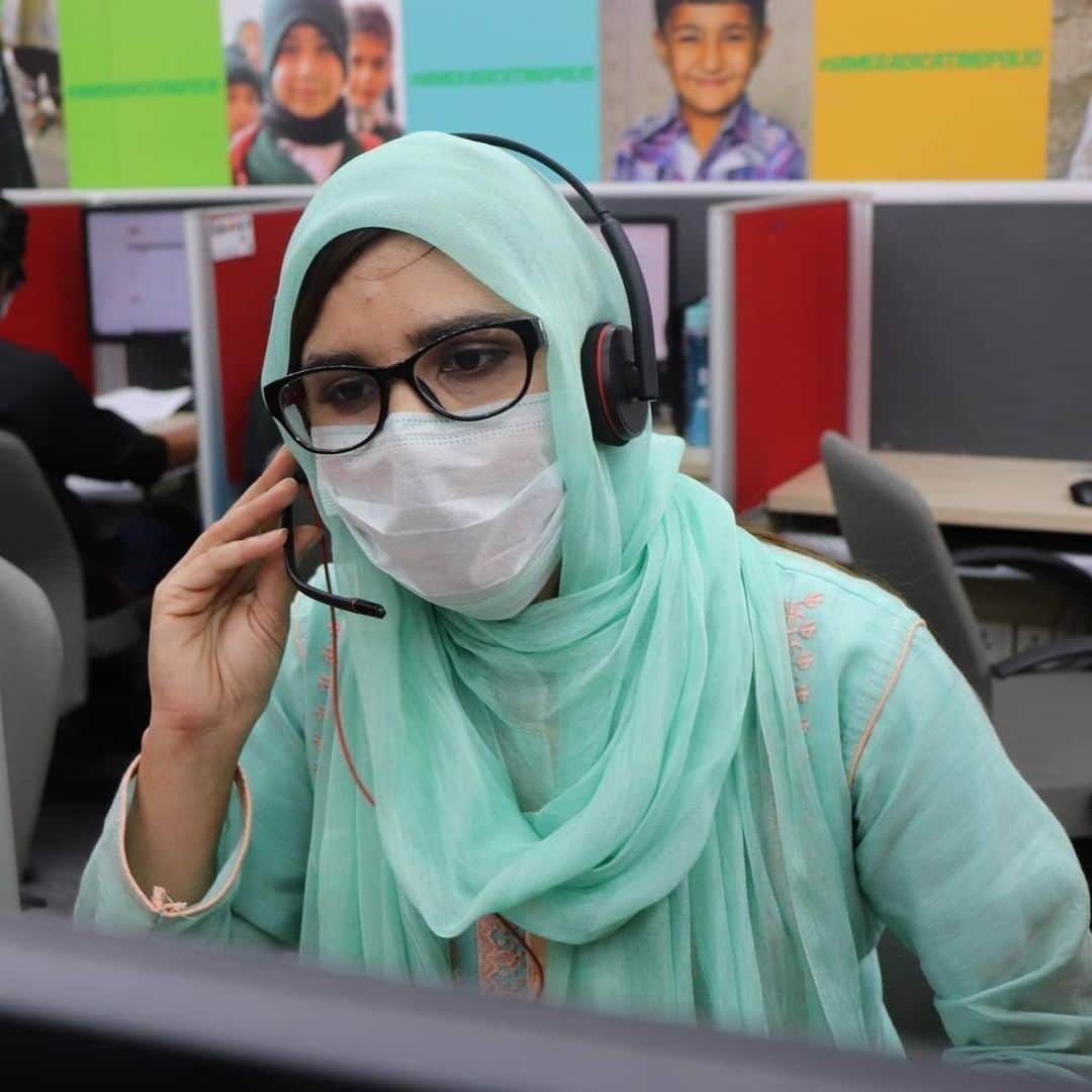 unicefさんのインスタグラム写真 - (unicefInstagram)「As #COVID19 continues to spread, so does misinformation.⁣ ⁣ This helpline centre in Islamabad, Pakistan is open from 8:00 am to midnight every day, seven days a week. The dedicated staff provide life-saving information on how people can keep themselves and their loved ones safe from the virus, and connect them with a doctor when required. Since the outbreak, the centre has been inundated, on some days they receive up to 70,000 calls.⁣ ⁣ UNICEF is on the ground in more than 190 countries, partnering with front-line responders to help provide the information and resources they need to keep families safe, informed and healthy. It's time for facts, not fear.   © UNICEF Sharmin」7月28日 22時00分 - unicef