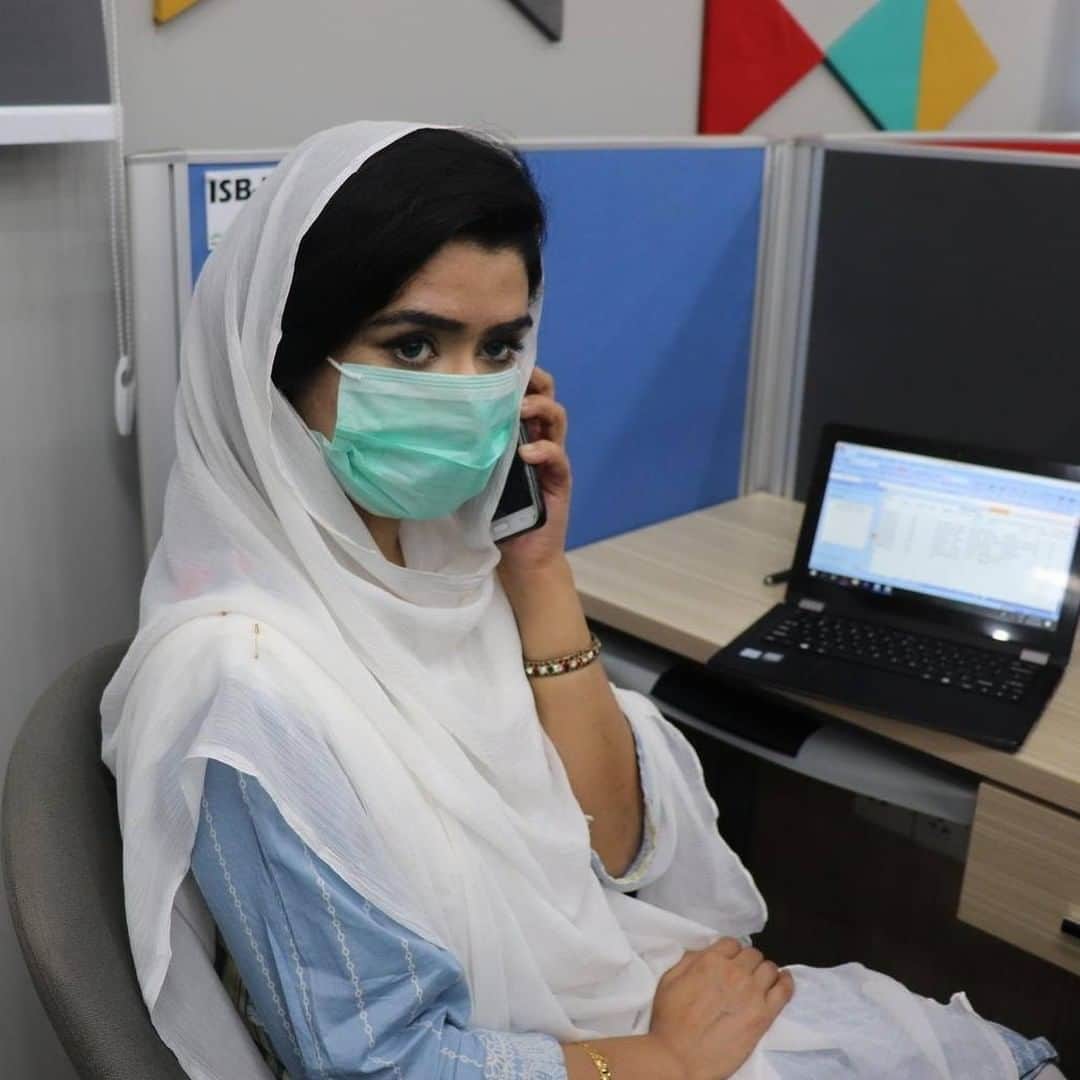 unicefさんのインスタグラム写真 - (unicefInstagram)「As #COVID19 continues to spread, so does misinformation.⁣ ⁣ This helpline centre in Islamabad, Pakistan is open from 8:00 am to midnight every day, seven days a week. The dedicated staff provide life-saving information on how people can keep themselves and their loved ones safe from the virus, and connect them with a doctor when required. Since the outbreak, the centre has been inundated, on some days they receive up to 70,000 calls.⁣ ⁣ UNICEF is on the ground in more than 190 countries, partnering with front-line responders to help provide the information and resources they need to keep families safe, informed and healthy. It's time for facts, not fear.   © UNICEF Sharmin」7月28日 22時00分 - unicef