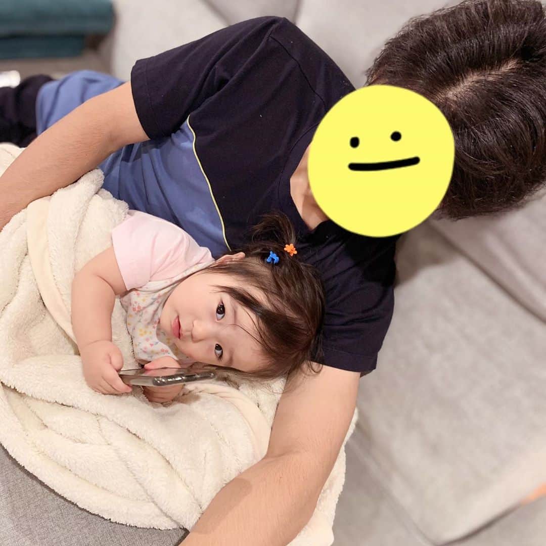 しほの涼のインスタグラム：「パパのスマホをイタズラ中😗 この毛布に包まれると、眠くなるみたいで 1回目のお昼寝は大体ココで寝てから ベッドに運んでる😌😌 毛布落ち着くよねぇ、わかるわぁ😂😂  #私はタオル派 #タオル地のマクラカバーじゃないと寝れない #あの綿のやつ無理 #サテンとか無理 #ホテルの枕が苦手 #赤ちゃんのいる生活 #あかちゃん #今日のむすめちゃん #赤ちゃん #赤ちゃんのいる暮らし #何気ない1日 #1歳女の子 #1歳0ヶ月」