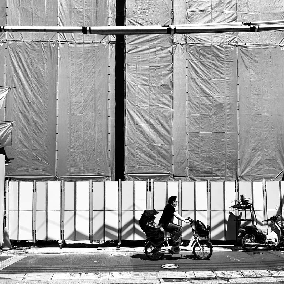 naotakeのインスタグラム：「工事中 - Men at work / iPhone XR & Snapseed, 20200729 . . 人事考課の面接はいくつになってもちょっと憂鬱。 . . #spicollective #royalsnappingartists #infamous_family #rsa_main #infinity_photo_cult #2_fineart #jp_gallery_member #jp_gallery_bnw #trb_bnw #wp_bnw  #bnw_life #bnwlife_member #bnw_life_shots #bnw_captures #world_bnw #top_bnw #team_jp_ #team_jp_モノクロ #ig_energy_bw #ig_nihon #streetphotographybnw #igersjp #blackandwhite #bnw #bnwphoto #monochrome #bw #bnwphotography #ShotOniPhone #shotoniphoneXR」