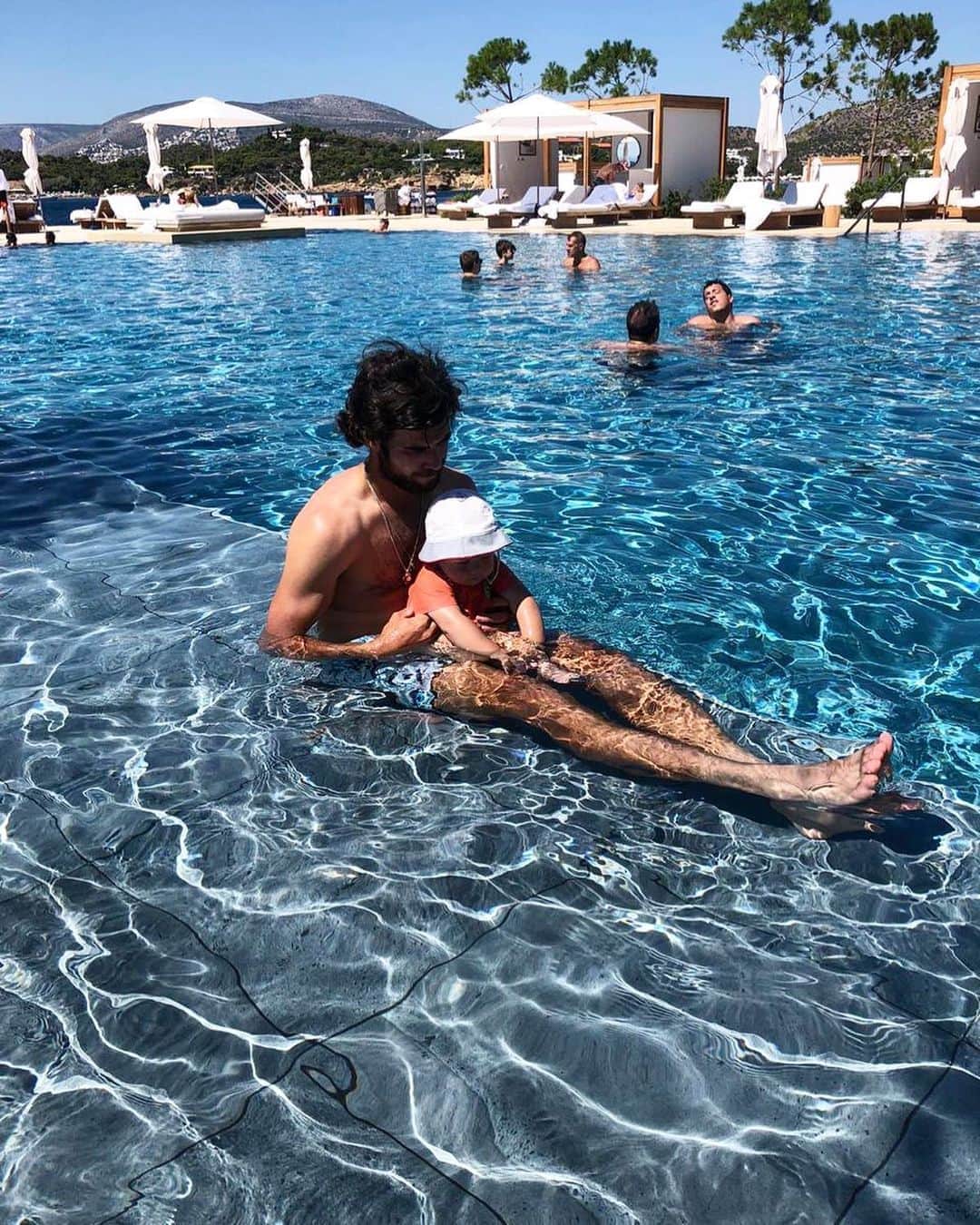 カレン・ハチャノフのインスタグラム：「Perfect day-off after hard training week!  💪🏻☺️☀️🏊🏻‍♂️👶🏻  Идеальный выходной после недели усердных тренировок!」
