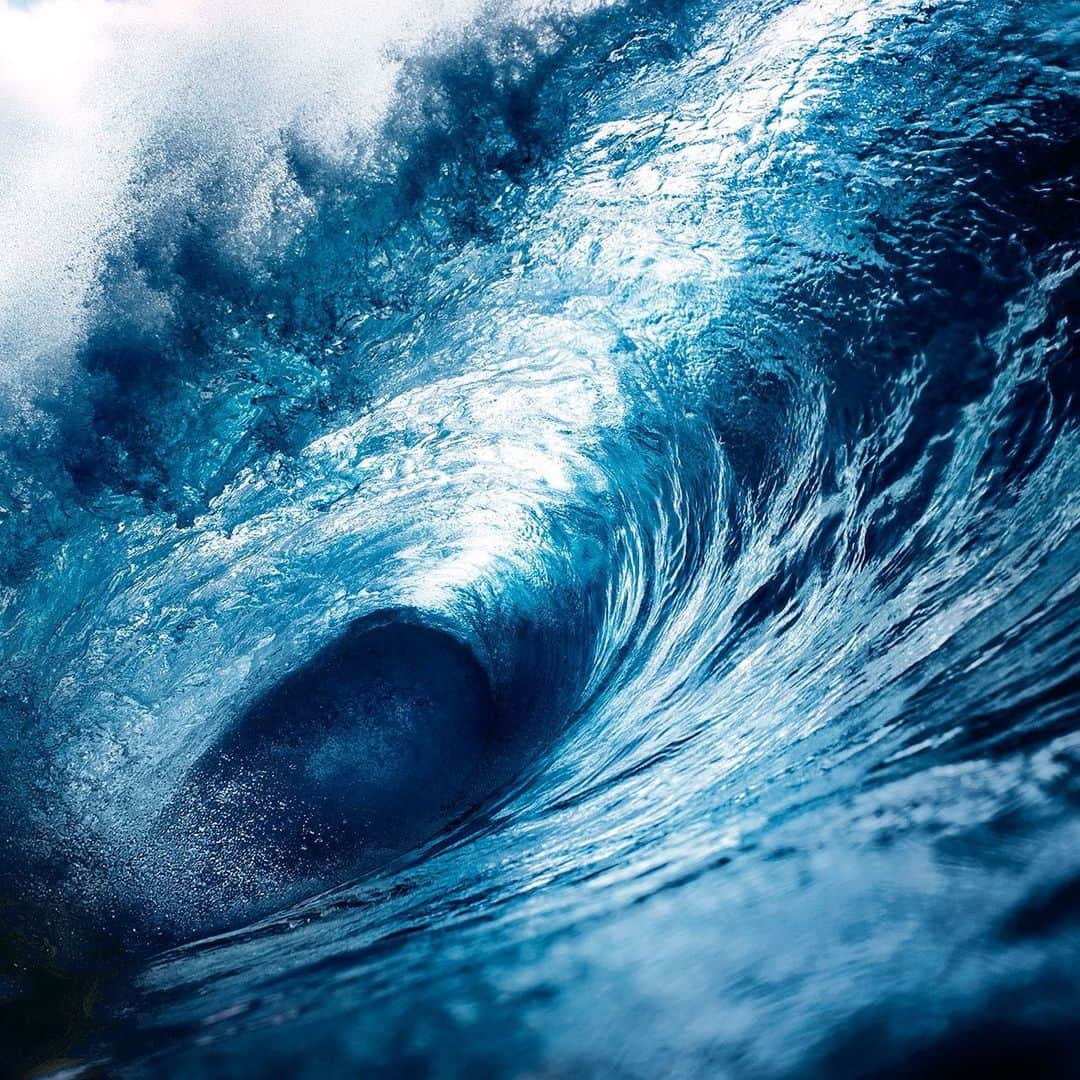 ドゥラメールのインスタグラム：「ACTION FOR THE OCEAN: On average, a single American uses 88 gallons of water a day at home—much of this due to leisurely hot showers. The good news? By reducing the length of your shower by just 2 minutes, 5 gallons of water and the energy it takes to heat them will be conserved each day. #LaMerBlueHeart」