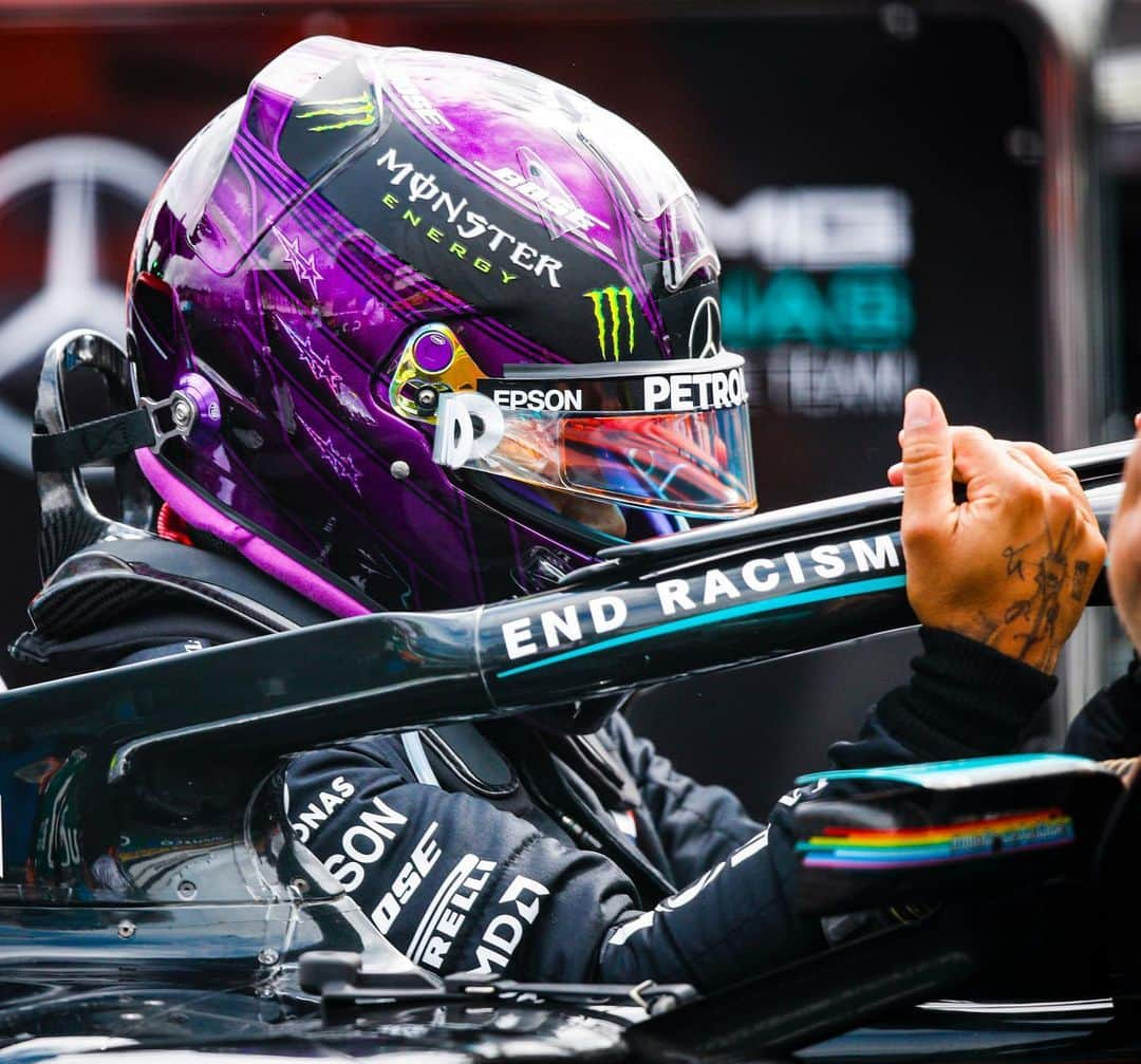 MERCEDES AMG PETRONASさんのインスタグラム写真 - (MERCEDES AMG PETRONASInstagram)「💜🖤 Lewis' best EVER helmet design? What do you think... 💭」7月28日 22時12分 - mercedesamgf1