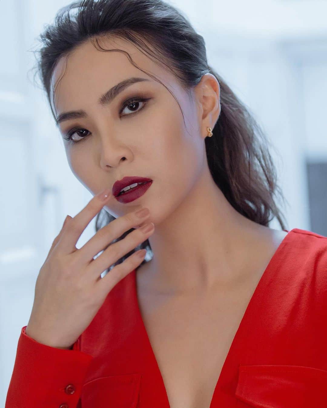 ソニアのインスタグラム：「Make a date with me tmr night (wed), 830pm cos I’m teaming up with @esteelauder_sg, @shiseido and @metrosingapore to learn how to take care of our lips and still have a perfect pout with all this mask wearing! You can even score free lippies 💋 . Can’t wait to hang with you virtually on @metrosingapore’s FB page! Link in my bio!」