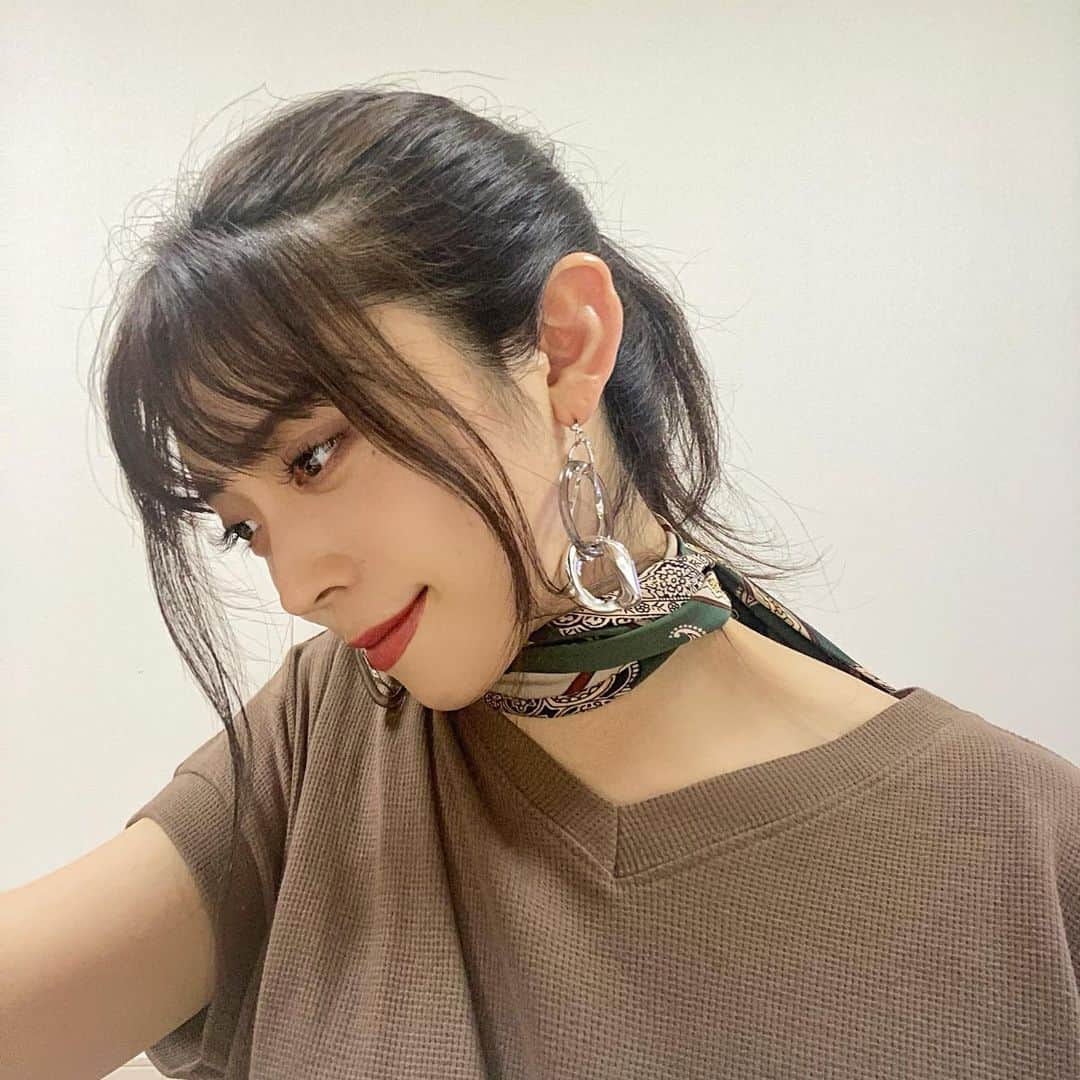 のインスタグラム：「いつもいつも可愛い @encant01 のピアス🌿  シンプルでお気に入りの ワンピースは　@reca.yahoo 👈🏻  #ピアス #夏ピアス #シルバーアクセサリー #スカーフコーデ  #夏コーデ  #reca #recaコーデ」