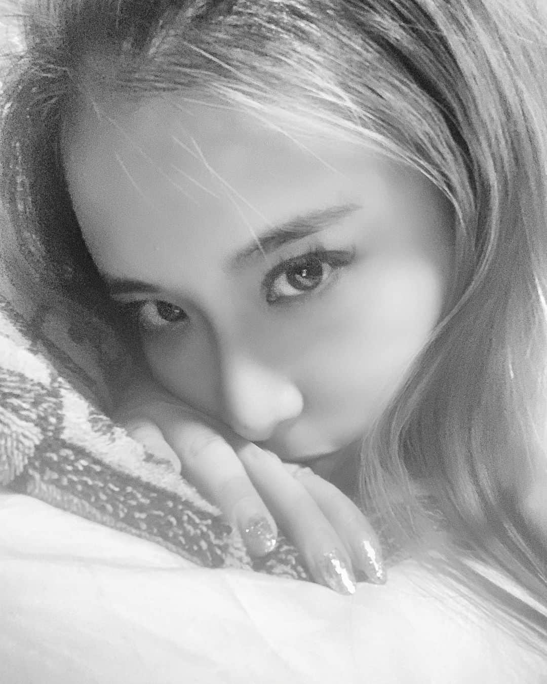 Licanaのインスタグラム：「この数ヶ月で良くも悪くも 色々見えるようになったし感じるようになった。  うちも1人の人間です。 好き嫌いあるし、喜怒哀楽もある。  まぁ、人それぞれ。 十人十色ってやつ。  うちの全てが正解でもないし そのかわり不正解でもない。  でも最初から否定されたり、誰かと比べられる事は 誰だって気持ち良くはない。 ...って思うのは、うちだけ？  色んな人の言葉を聞いて うちが感じるまま、歌う。時には演じる。  進みたい道を歩く。 ほんで同じ方向を向いてる人たちと歩く。  止まってたペンが、 また動き始めそうです。 やっと抜け出せそう。  #人生一度きり #Licana  #TOKYO #OSAKA #JAPAN #JAPINA #Singer #1988 #KeepSmiling #KeepSinging #yolo #luvmylife」