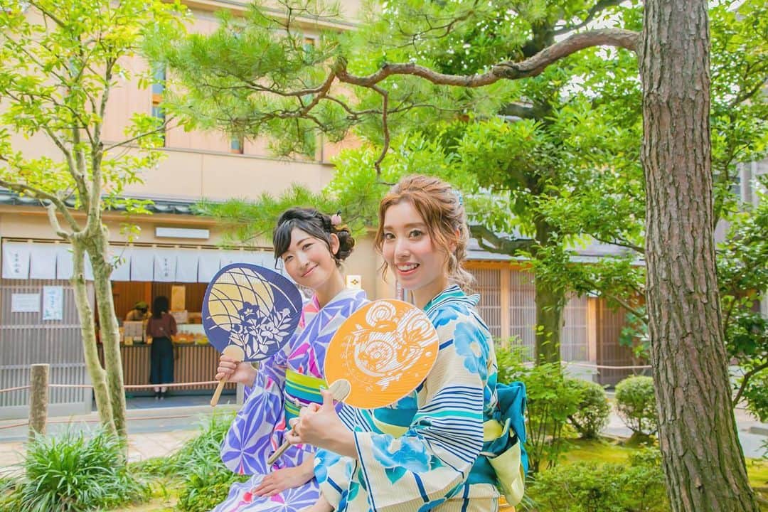 金沢着物レンタルshop心結〜kokoyui〜のインスタグラム：「浴衣でひがし茶屋街  とびきりかわいい写真が撮れちゃいます🥰  ⚫︎金沢駅前 着物レンタル心結(ここゆい)  ⚫︎営業時間 : 9:00〜18:00 ⚫︎address : 金沢市本町1-3-39 ⚫︎tell : 076-221-7799 ⚫︎金沢駅から徒歩5分  ⚫︎コインパーキング補助あり  心結の着物一覧▶@kokoyui_kimono 振袖や袴はこちら▶@kokoyui_furisode 七五三やお子さんの着物はこちら▶@kokoyui753 . #着物ヘア #ヘアセット #和服 #着物 #着物コーディネート #きもの #着物女子 #金沢観光」