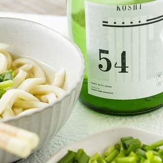 KURAND@日本酒飲み放題さんのインスタグラム写真 - (KURAND@日本酒飲み放題Instagram)「うどんを最高に引き立たせるペアリング “うどん専用日本酒” が存在します。  54 (こし) [ 福井弥平商店 / 滋賀県 ]  うどんのプロ、製麺所「丸山製麺」と共同開発した  “うどん専用日本酒” です。  お米ならではの優しい旨味と、 穏やかな余韻が “いぶし銀” なうまい酒。 うどんを最高に引き立ててくれます。  熱燗でも冷やしても美味しい日本酒ですので、 温かいうどんにも、冷たいうどんにも良く合います。  「株式会社 丸山製麺」は、創62年を迎える製麺所。 駅などにある立ち食い蕎麦店などの飲食店の他、 社員食堂、学生食堂、老人介護施設など、 様々な施設に卸すための麺類を製造しています。  徹底した衛生管理と厳選された原料で、 うどんを初め様々な麺を製造しています。  そんな “うどんのプロ” と共に、 多くの試飲と試行錯誤を重ねてできた日本酒「54」  うどんの美味しさを最大限に引き立ててくれます。 まさに“うどん専用日本酒”と呼べる1本です。 ぜひ、うどんと一緒に味わってみてください。  お酒の詳細やお買い物は ﻿ ▼プロフィールのリンク先の公式HPから。 ﻿ @kurand_info﻿  個性豊かなお酒と出会いませんか？﻿ まぜはぜひ、ページを見てみてください。﻿ ﻿ #kurand #酒屋 #オンライン #珍しいお酒 #お酒好き #商品紹介 #今日のおすすめ #酒ガチャ #sake #うどん専用 #丸山製麺 #ペアリング #晩酌 #酒ライフ」7月28日 13時16分 - kurand_info