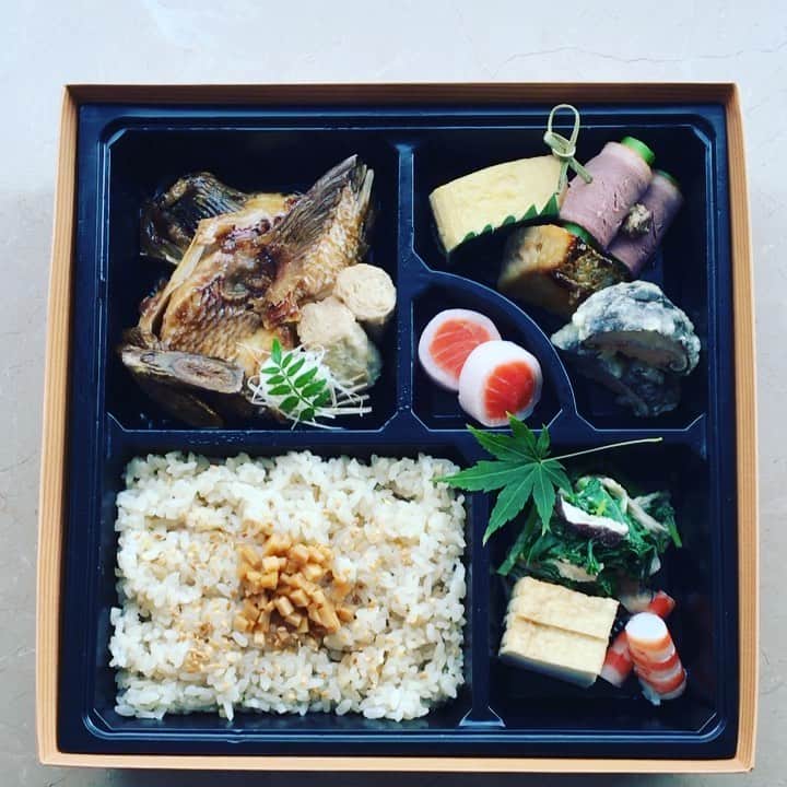横浜ロイヤルパークホテルのインスタグラム：「ホテル特製のテイクアウトグルメ🍽 ホテルの味がご家庭で楽しめます。  ぜひこの機会にご賞味ください😊  #横浜ロイヤルパークホテル #yokohamaroyalparkhotel #横浜 #yokohama #テイクアウト #takeout #テイクアウトグルメ #ホテルランチ #hotellunch #ホテルディナー #hoteldinner #おうち時間 #thepreferredlife #royalparkhoteljp」