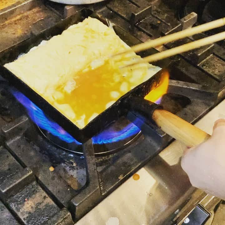 のインスタグラム：「魚金の出汁巻き玉子焼き  玉子焼きのコツはある程度の大きさになったら卵液流し混んだらしっかり玉子焼きの下に盛り箸で1番奥まで軽く持ち上げ流し込む！ 玉子焼きを押さえながら手前の玉子も均す。空気で浮いてきた所は箸で叩いて少し固まり始めたら卵を返します  しっかり出汁を含んだ玉子焼きは和食のお店でお土産も販売していますので是非ご賞味下さい！お家でワサビマヨネーズをパンにぬってサンドウィッチにするのもオススメです  仕入部　片之坂 #フェス#新橋#玉子#居酒屋#銀座#京橋#さんま#海鮮丼#刺身#吉祥寺#オイスター#池袋#リゾット#鶴屋町#刺身盛り合わせ#パエリア#渋谷#魚好きと繋がりたい #レモンサワー#ウニ#神楽坂#横浜グルメ#飲酒タグラム #野菜たっぷり#日本酒好きな人と繋がりたい #どんぶり#うなぎ#ステーキ#金目鯛 #yummy」