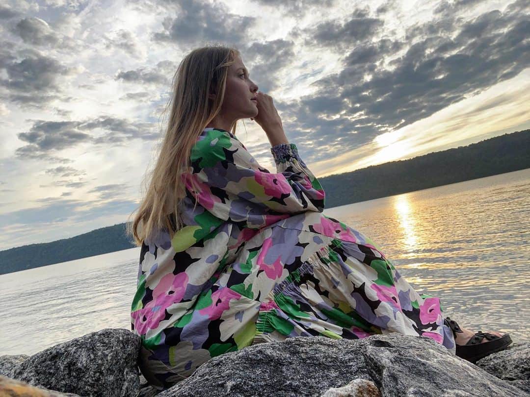ヴラダ・ロスリャコヴァのインスタグラム：「В таком платье и на самовар сесть можно и на пикник без пледа ходить. Кто здесь ещё за мультифункциональность? 🧐 #нереклама #платьепарашют」