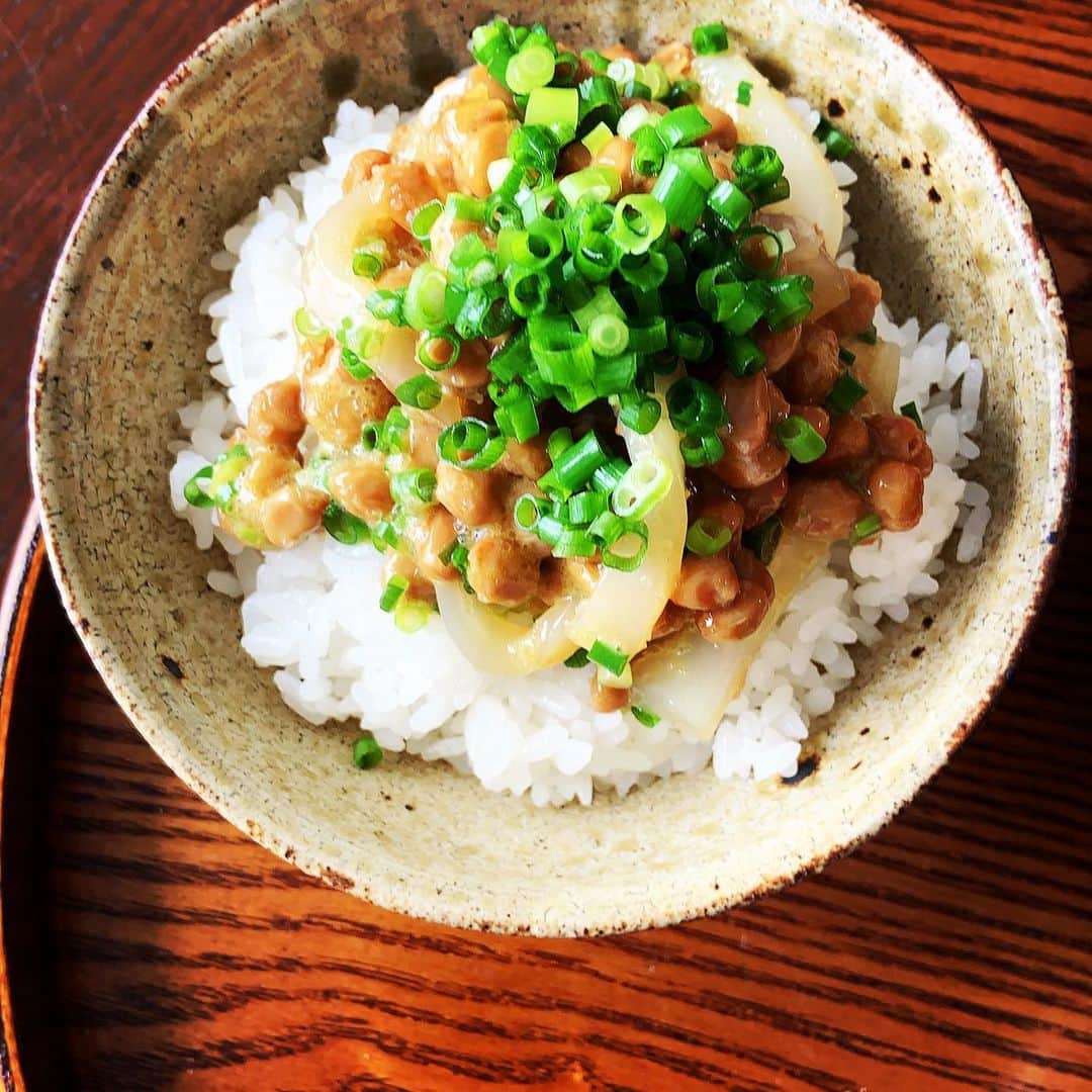 のインスタグラム：「明太子で和えたイカを混ぜた納豆ごはん、うまし。キムチで味変。あとは昨日の残りのわかめスープ。 ところで、さきほどから、頂いたコメントにリプライができない。なんでだろ。リプの矢印が出ないのです。ご存知の方いらしたらおしえてくださいませー🤲🙇‍♀️  #イカ納豆明太丼」